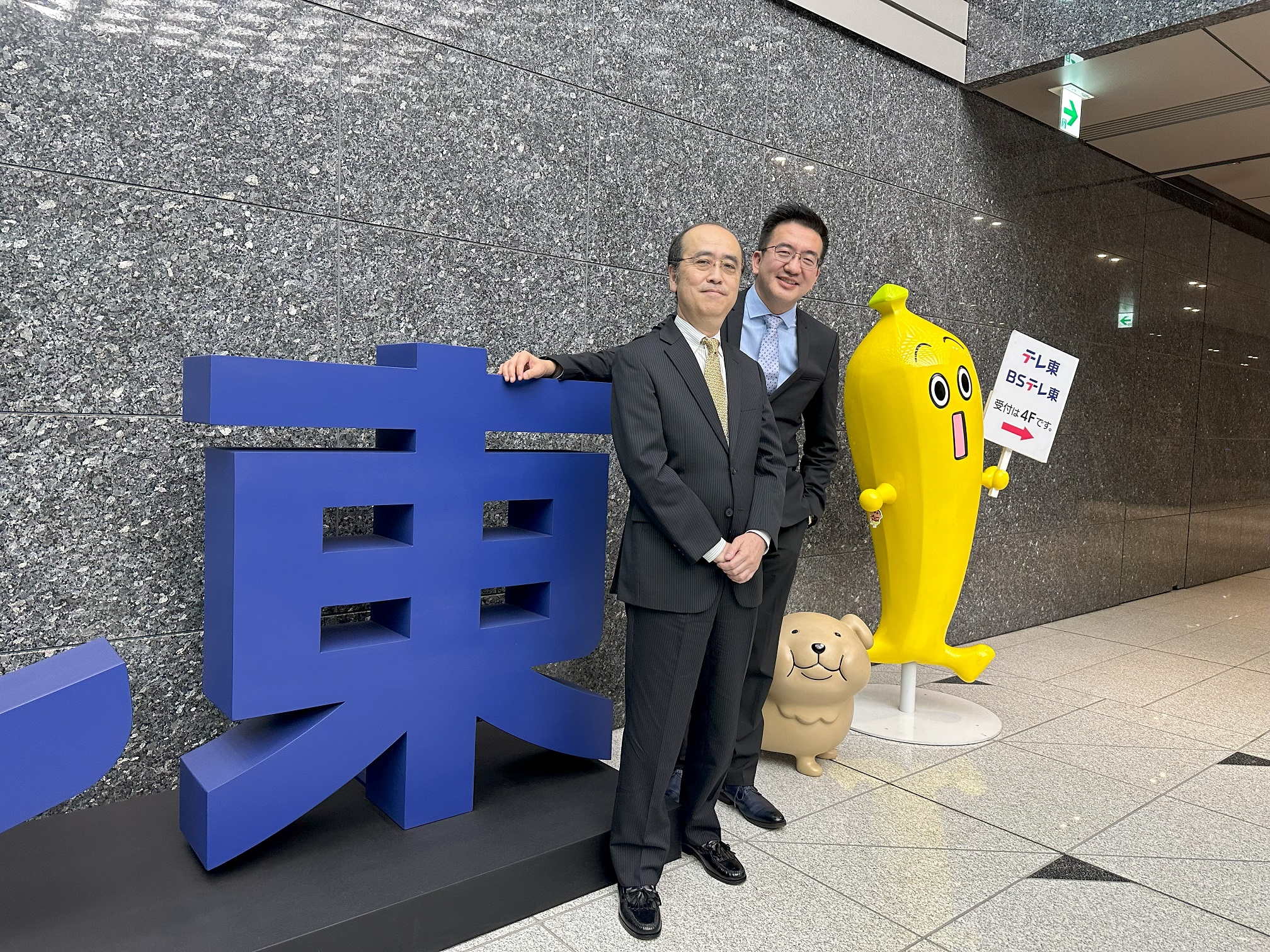 杰德影音暨GagaOOLala影音平台執行長林志杰(右)與東京電視台國際事業室長齊木裕明(左)期待《25時,赤坂見》能在全球創下佳績。(GagaOOLala提供)