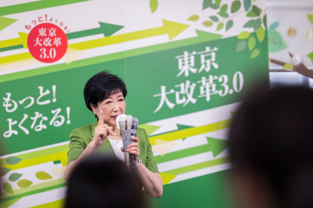 小池百合子也收到死亡威脅，稱要炸掉她選辦。（翻攝社群平台X）