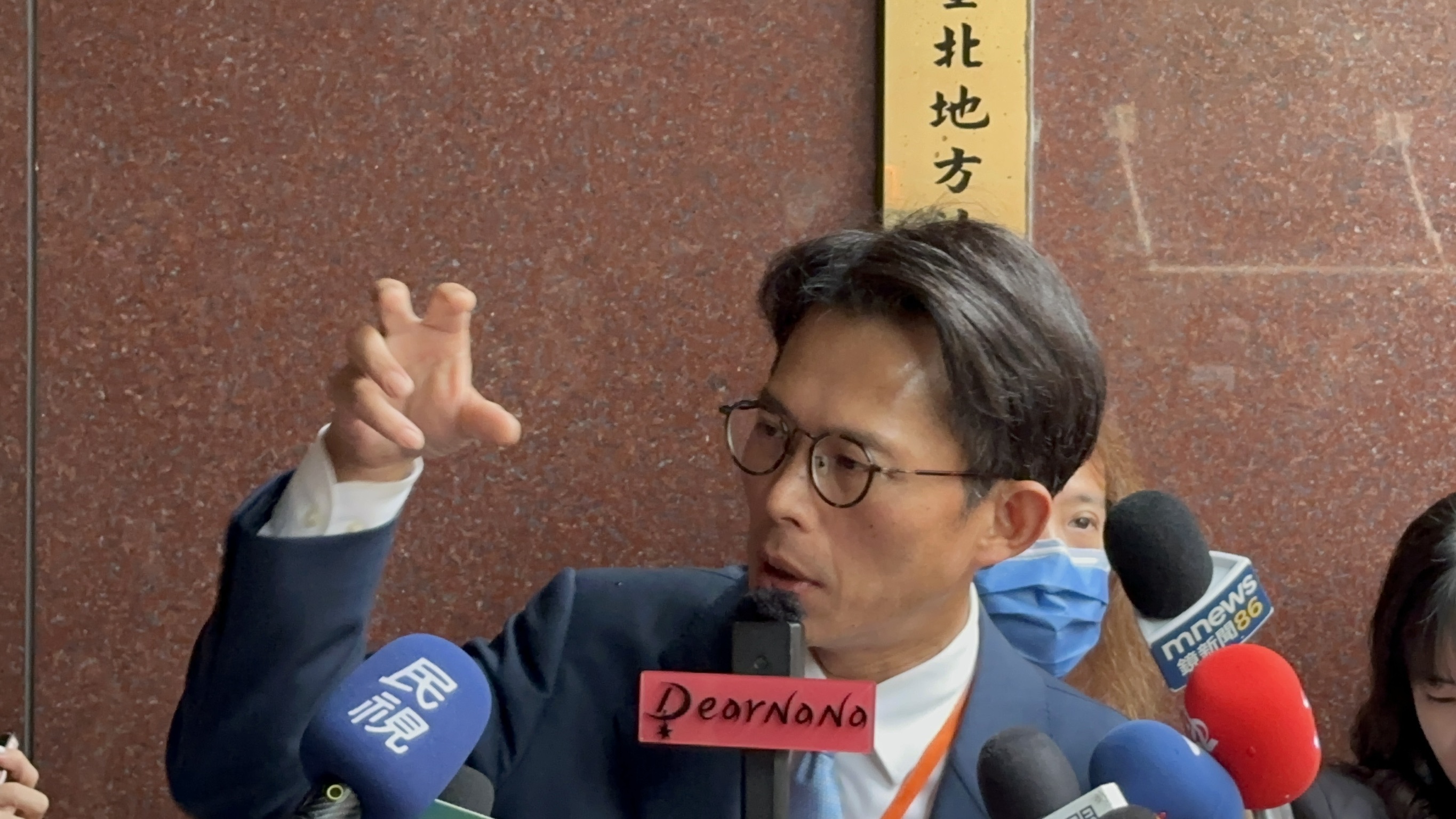 黃國昌表示，如果《鏡週刊》和撰稿記者不道歉，應該律師會採取法律行動。