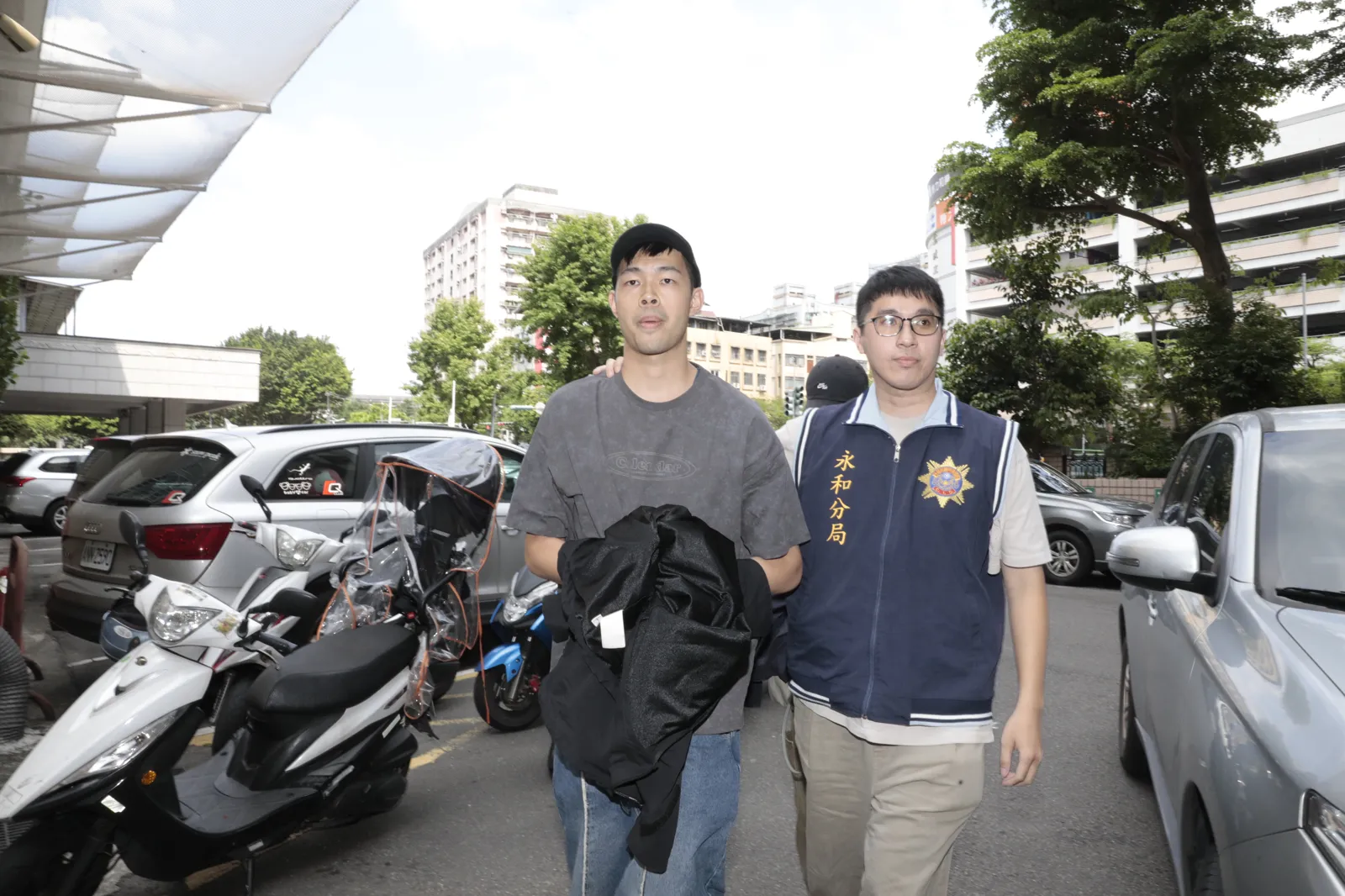 陳大天因逃兵被拘提，音樂劇《三個傻瓜》遭換角。