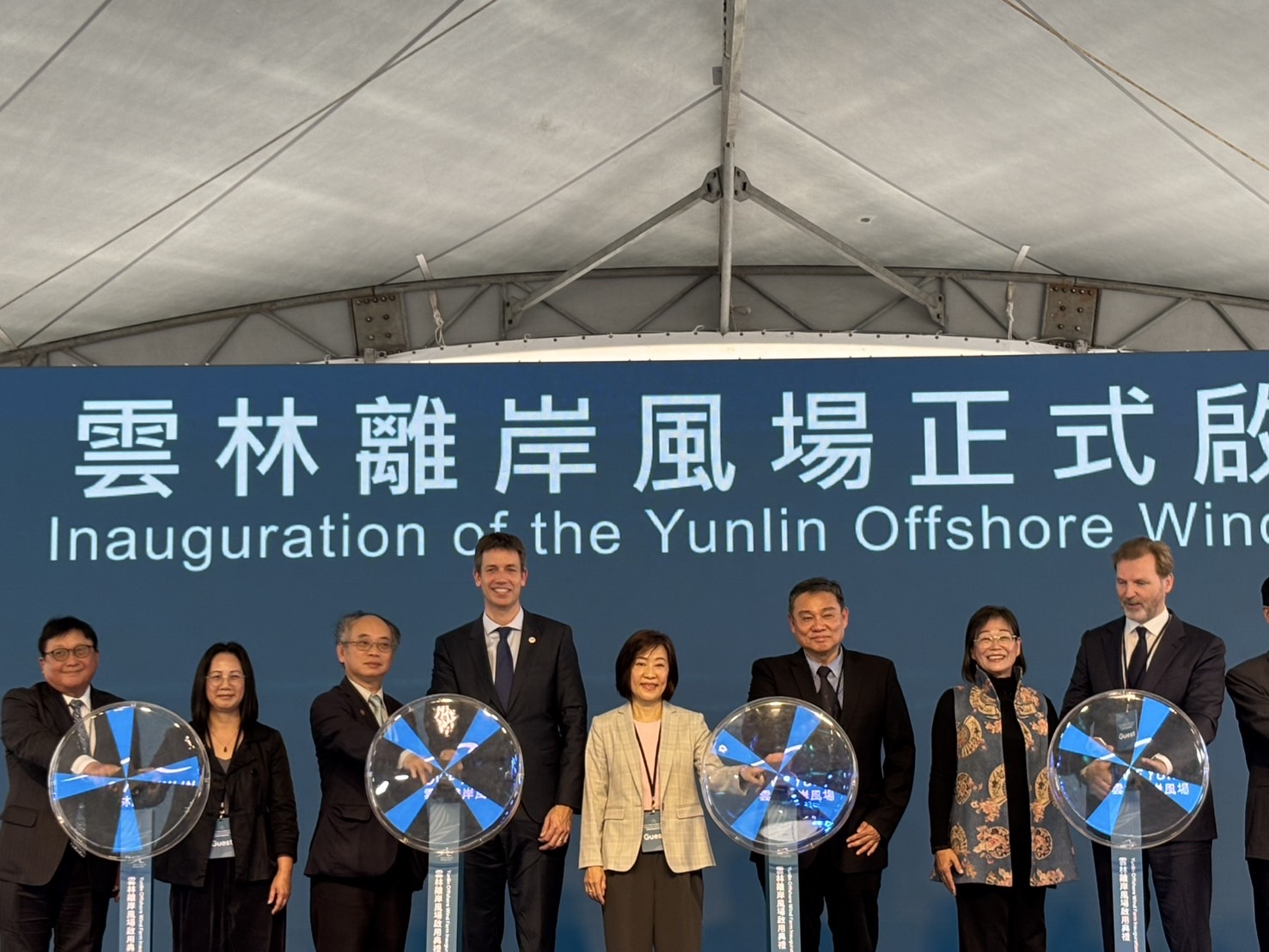 在允能風力發電大股東及經營團隊的共同努力下，雲林離岸風場克服了施工與財務等各種艱辛的挑戰，順利於今日風光啟用。