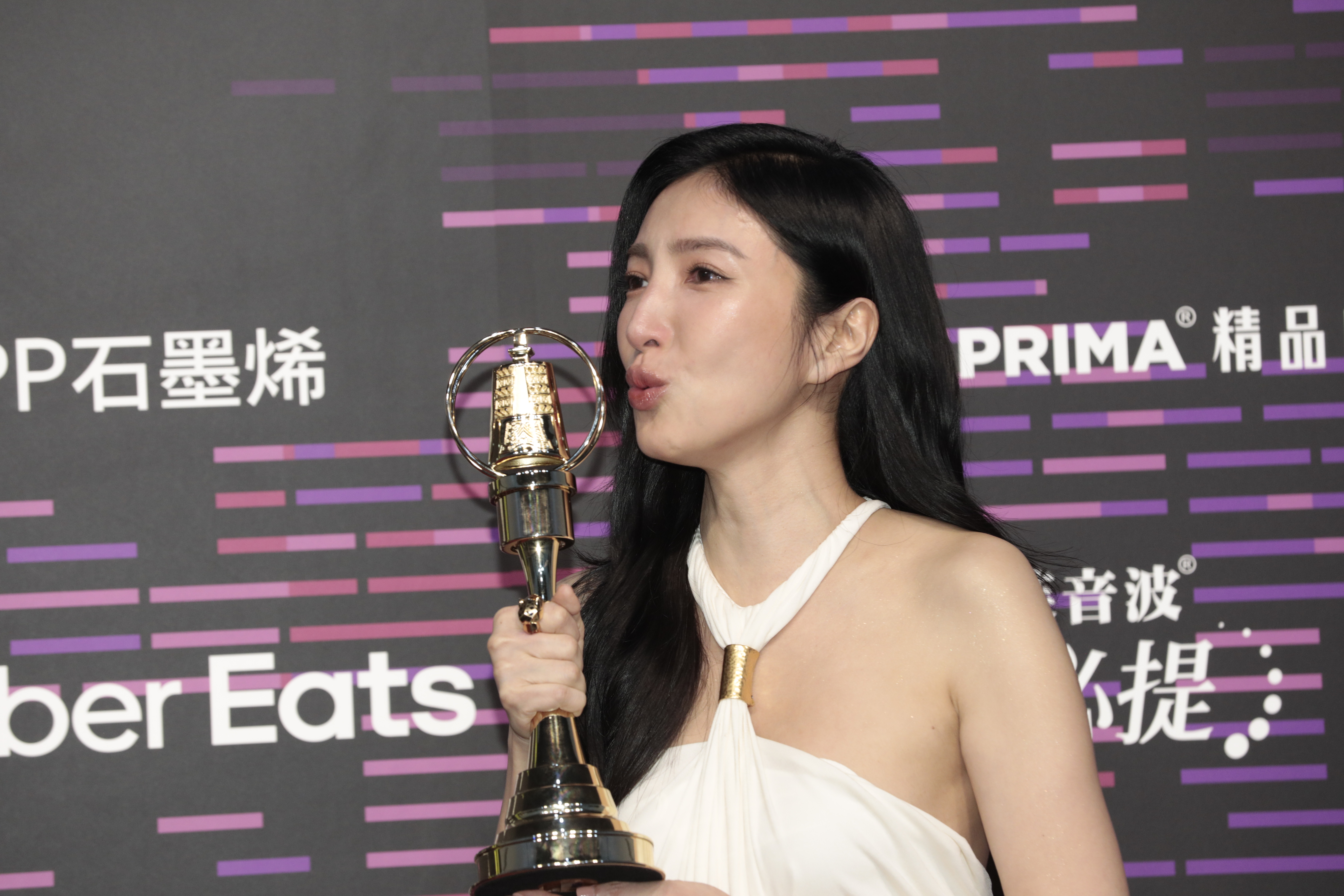 楊謹華入行多年終於拿下金鐘獎最佳女主角獎。