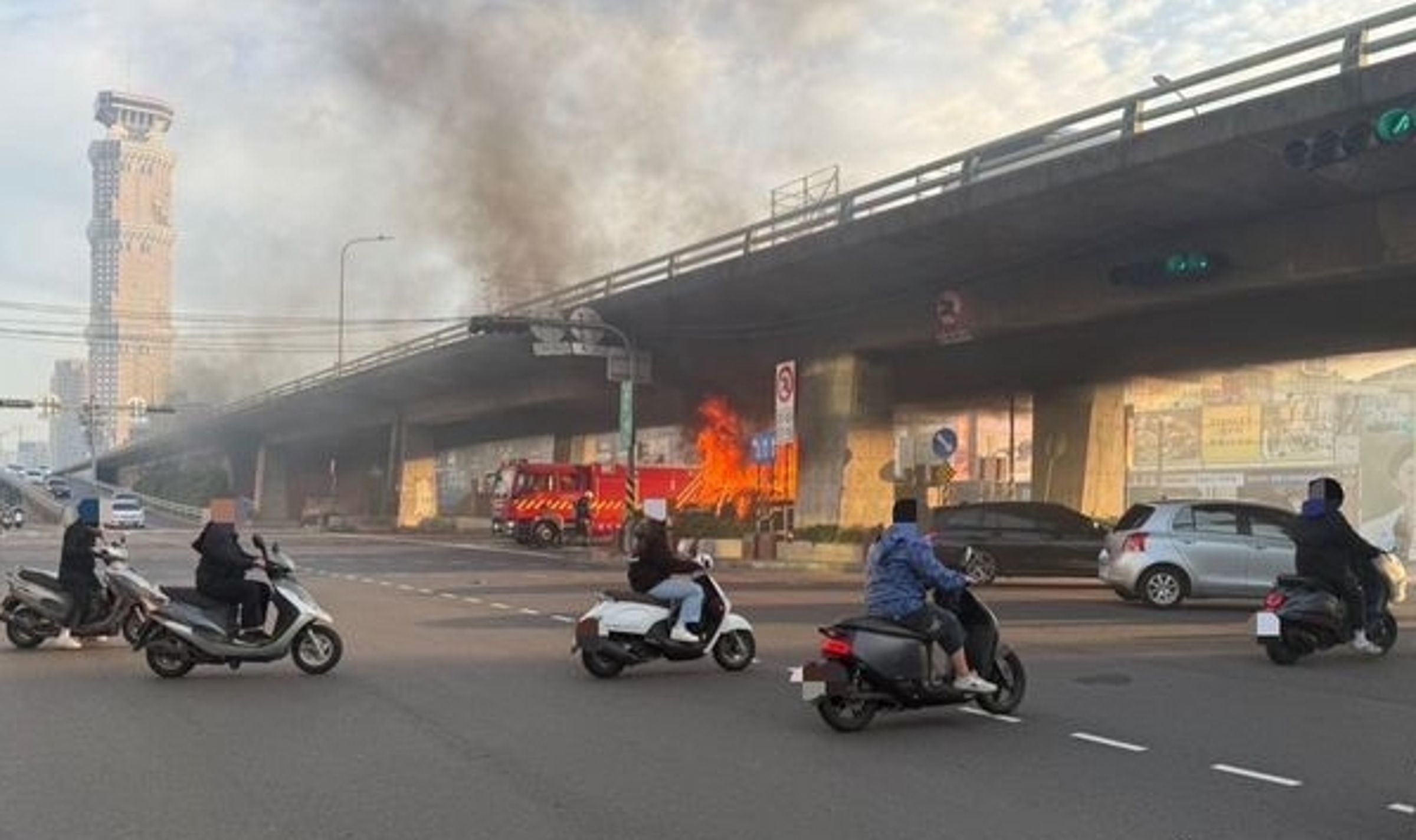 車輛陷入火海場面駭人,駕駛自行自行爬出車外脫困。(翻攝畫面)