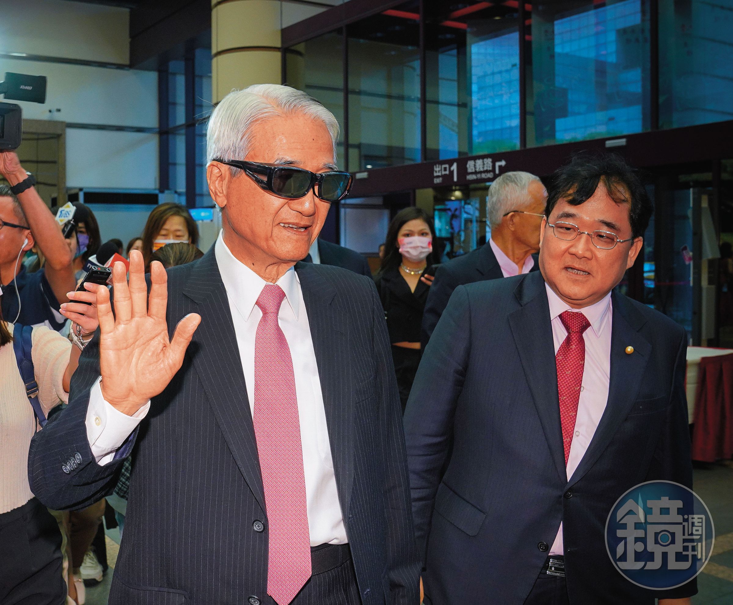 吳東進(左)要吳東亮負當家責任,趕緊辦理現金增資。