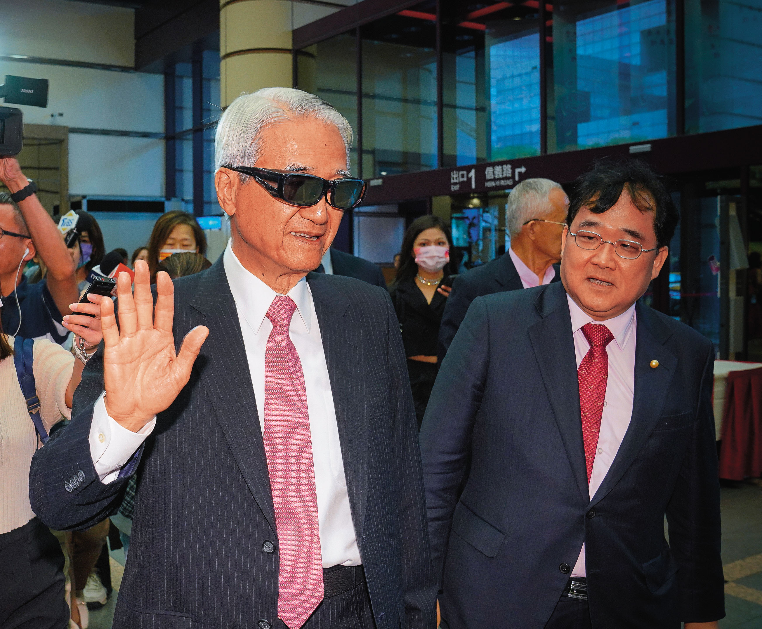 吳東進（左）要吳東亮負當家責任，趕緊辦理現金增資。