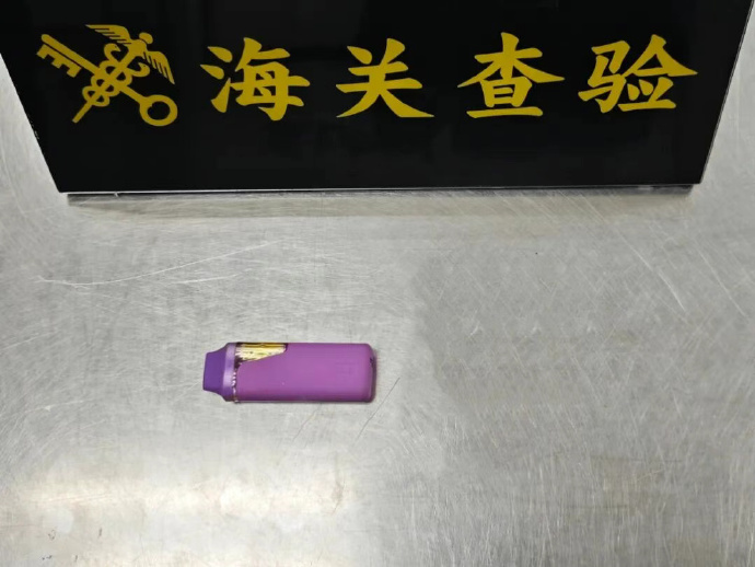 一名中國男子，從香港入境深圳時，被發現肛門藏了含有大麻的電子菸。（翻攝自微博）