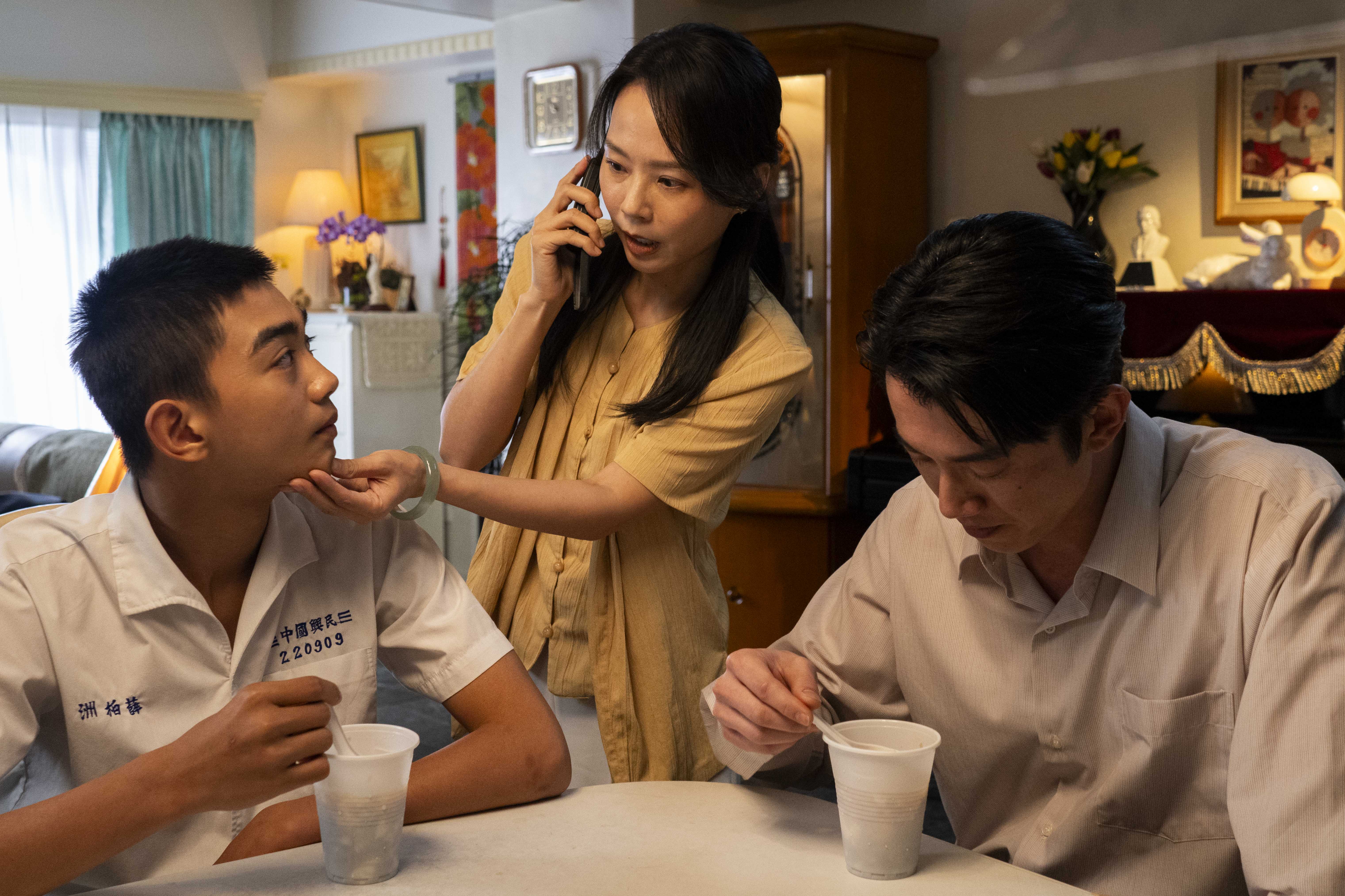 《南方時光》裡孫淑媚(中)、吳慷仁(右)與陳玄力(左)飾演一家人。(百景映畫提供)