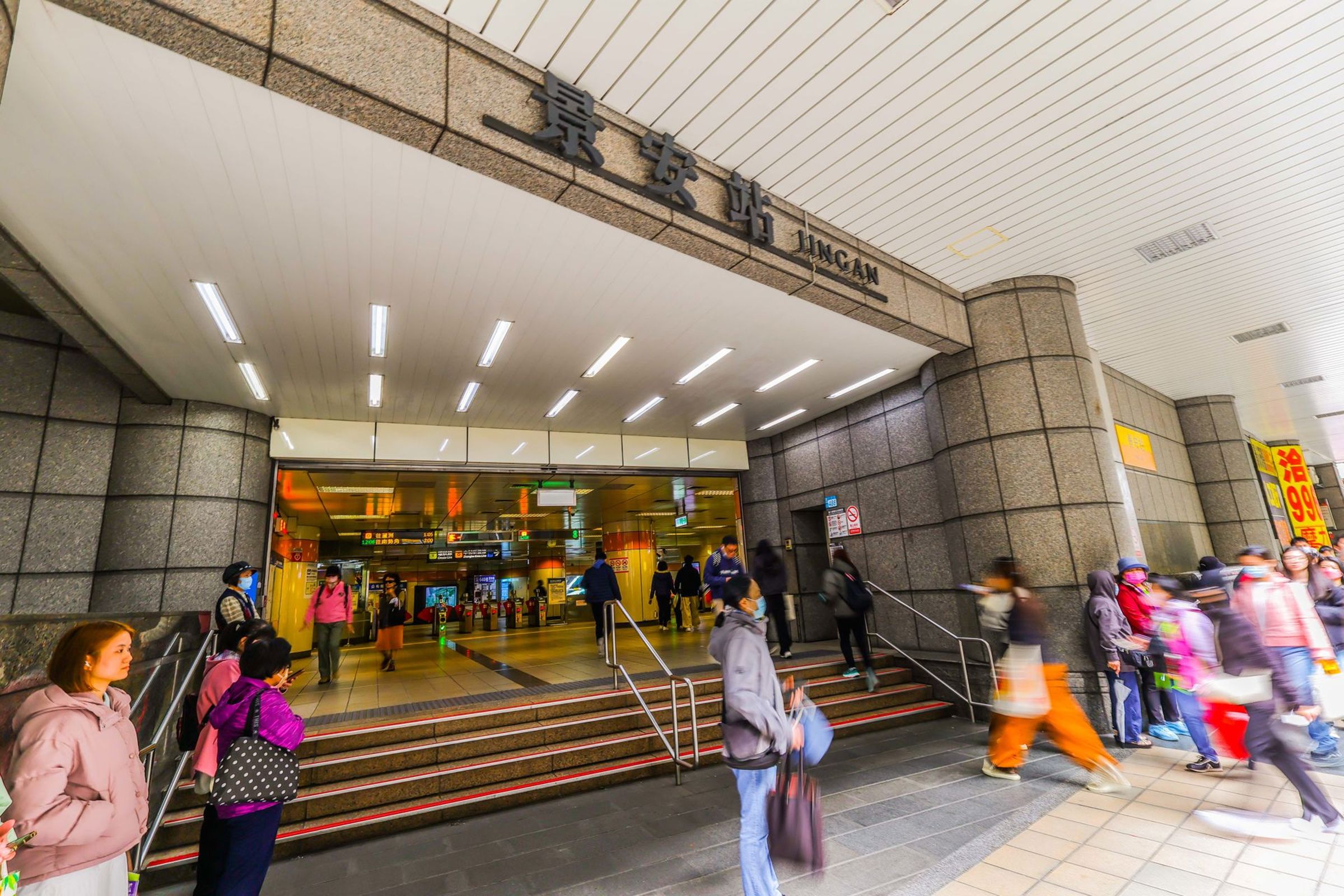 永慶房產集團表示,捷運景安站周遭1500萬元內的住宅交易量近一年高達217件,位居第一。