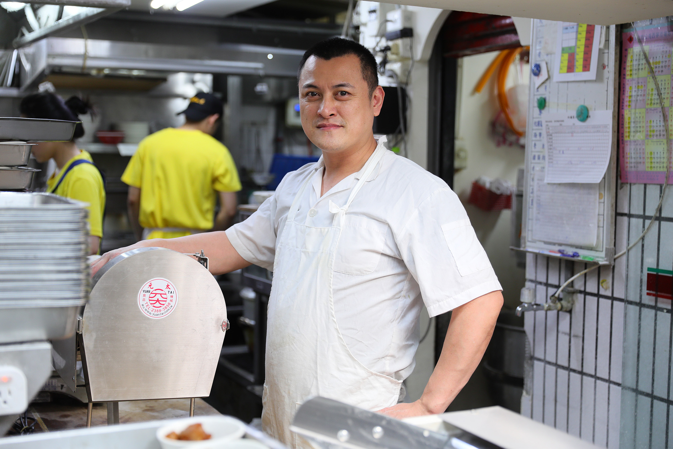 「老山東牛肉家常麵店」第三代于懷增始終堅持以爺爺那代傳下來的做法，每天製作新鮮麵條，絕不使用人工調味熬煮牛肉湯頭。