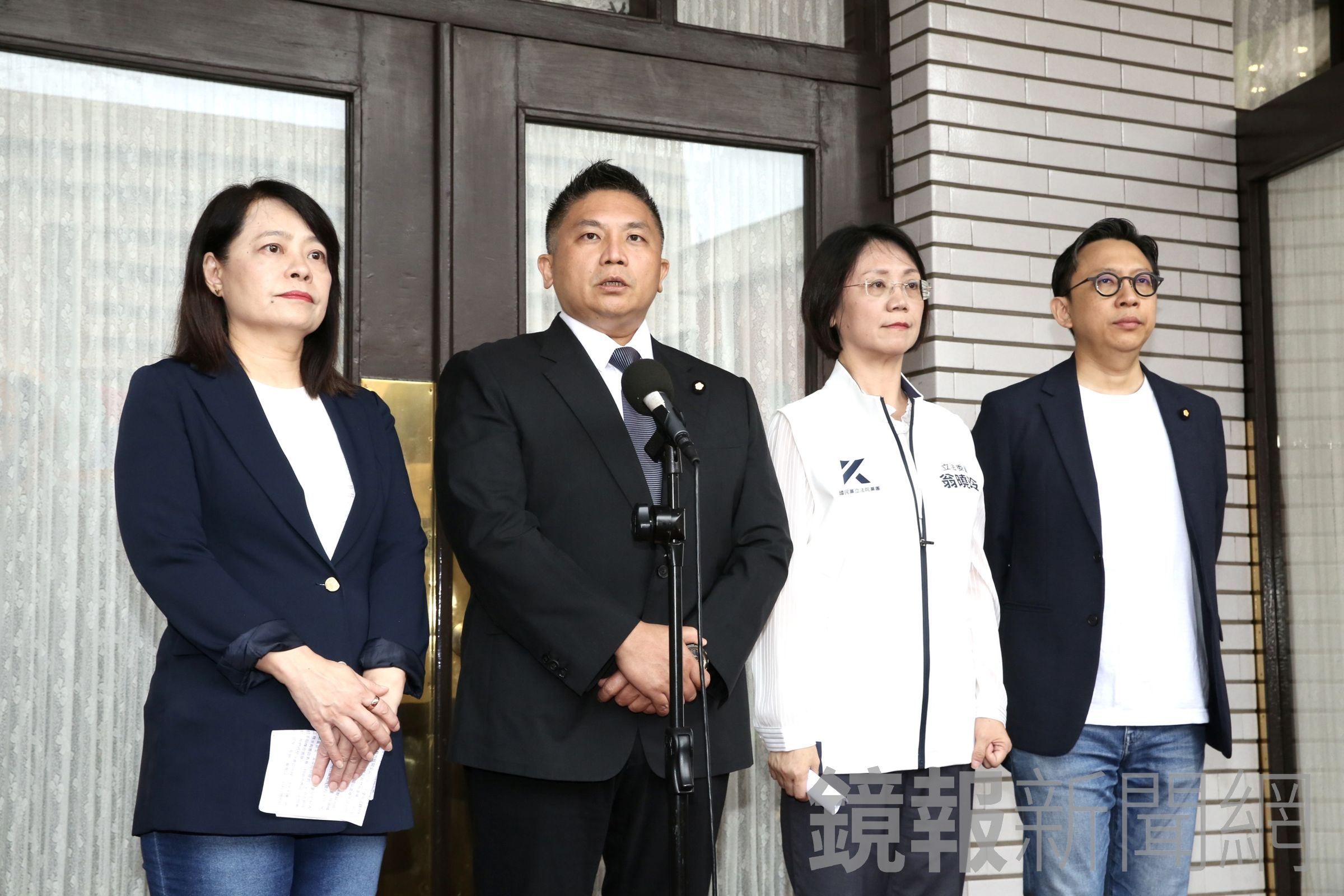 國民黨立委吳宗憲說明黨團立場。（鏡報董孟航攝）