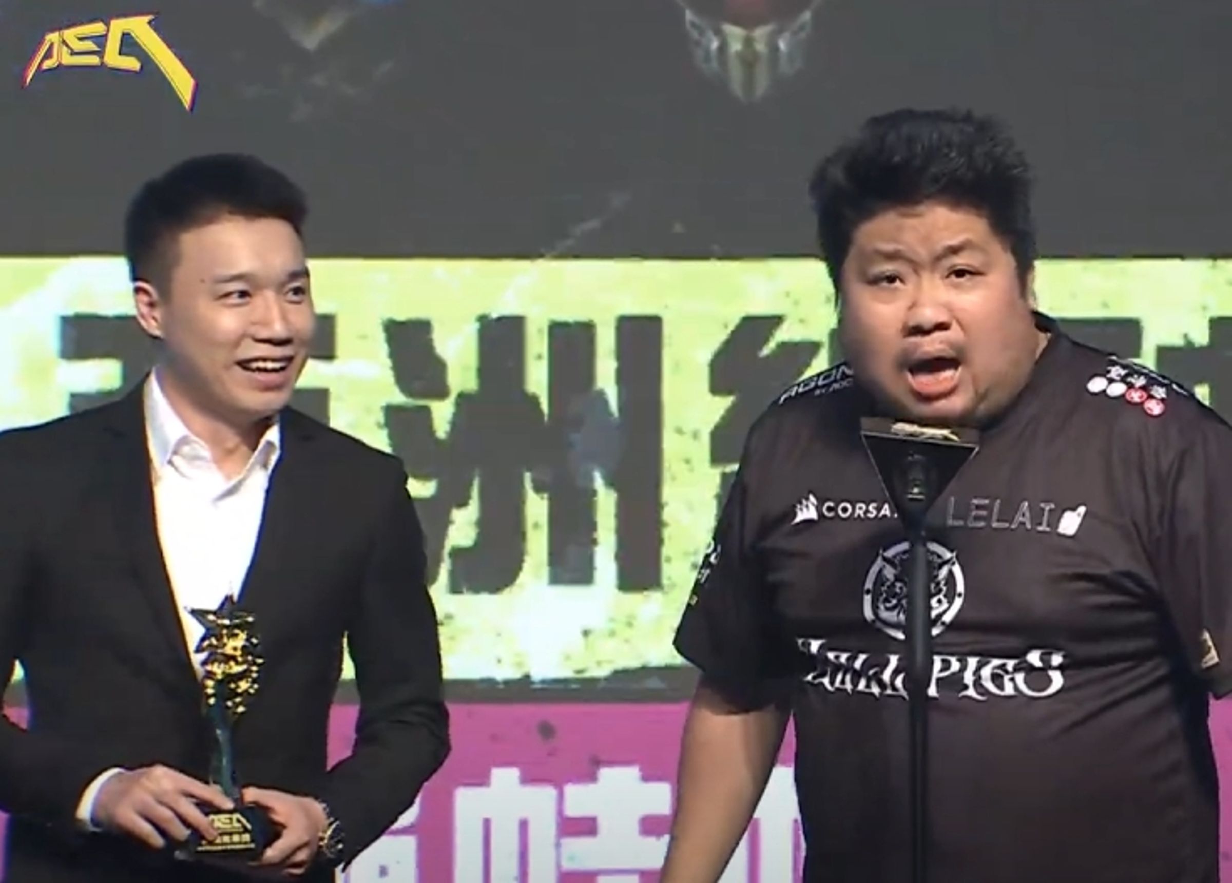 涉毒的前電競選手Toyz(左)頒獎給死對頭「亞洲統神」張嘉航(右)。(翻攝自中華民國電子競技運動協會CTESA YouTube頻道)