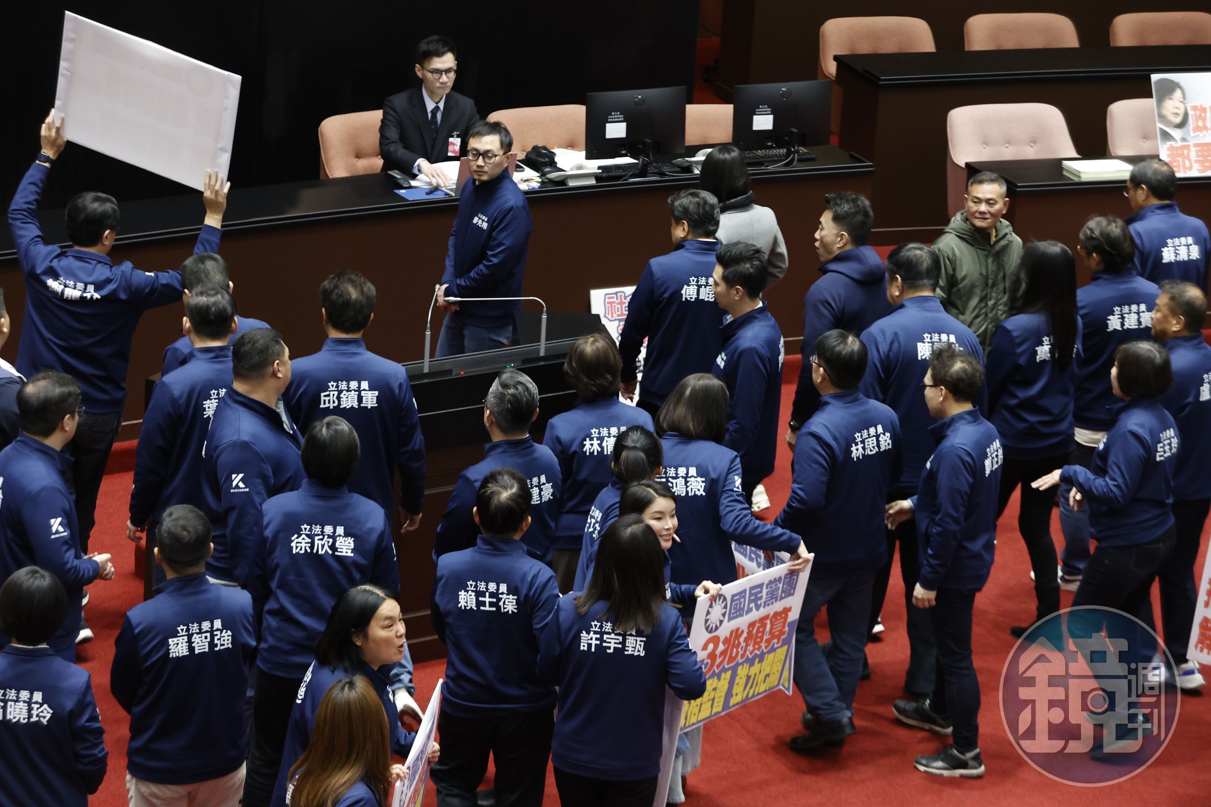大罷免浪潮來襲，中選會今日公布，新增的2案為泛藍無黨籍立委陳超明、國民黨立委邱鎮軍，藍軍遭34：0。（本刊資料照）