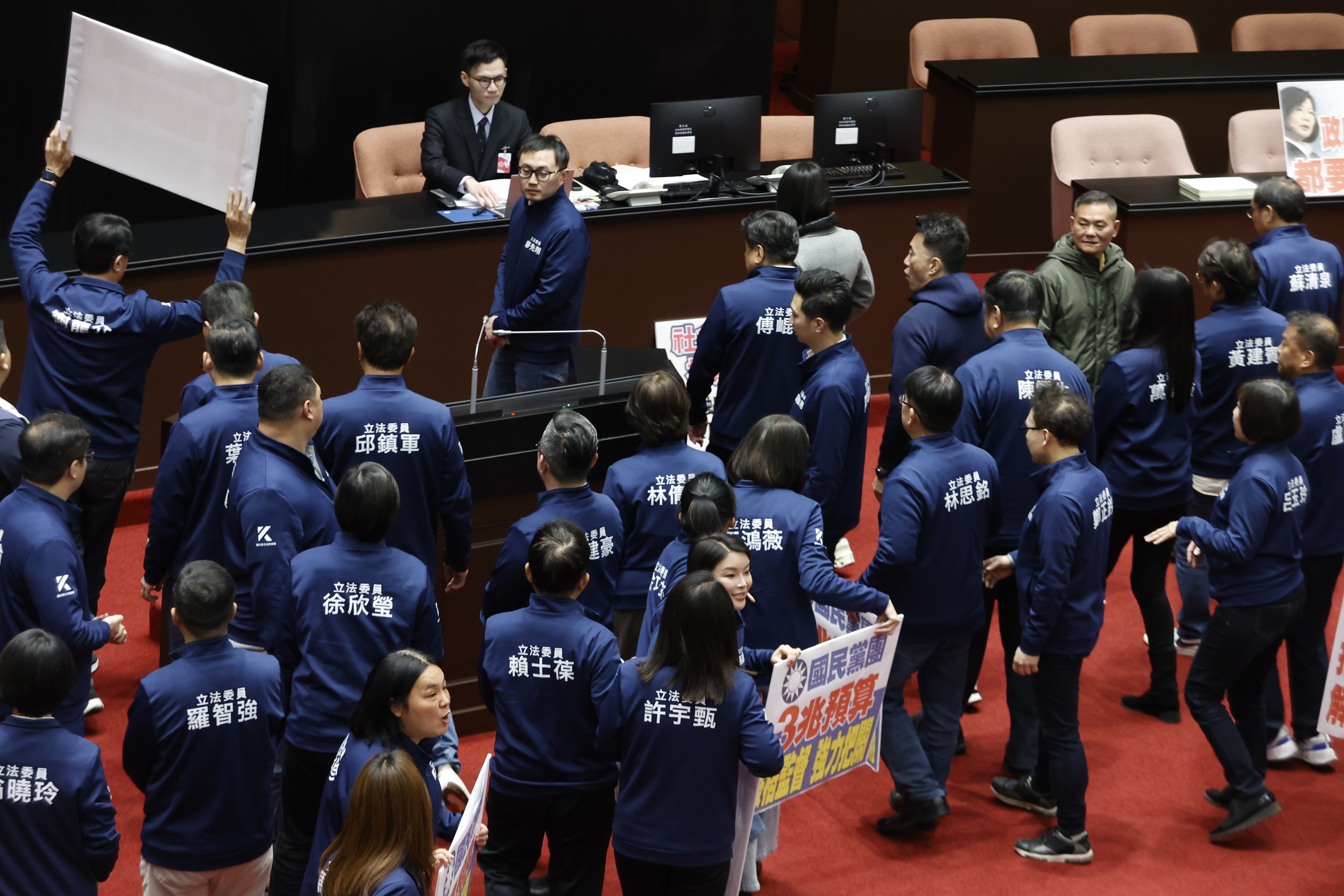 大罷免浪潮來襲，中選會今日公布，新增的2案為泛藍無黨籍立委陳超明、國民黨立委邱鎮軍，藍軍遭34：0。（本刊資料照）