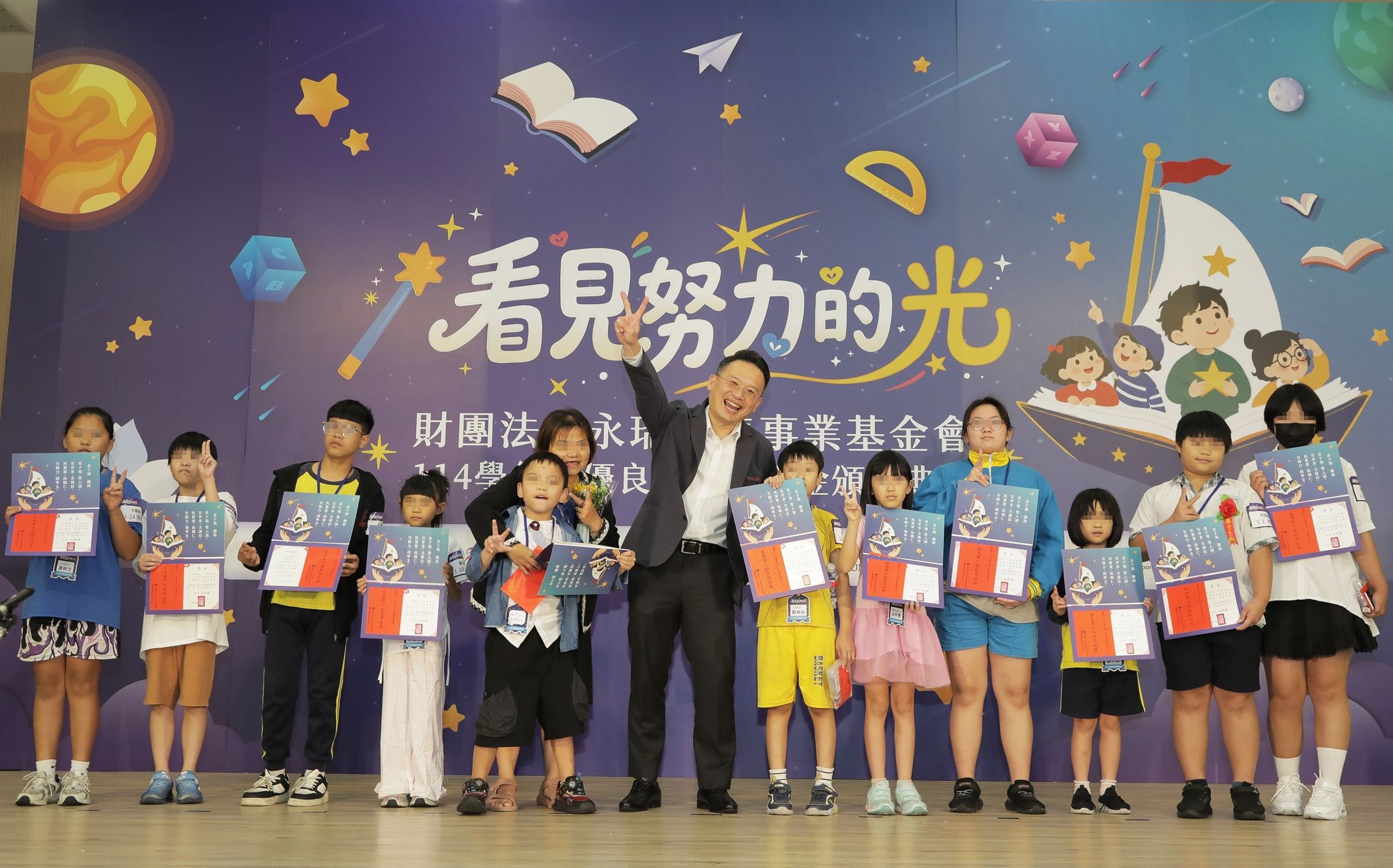 桃園市副市長蘇俊賓(右7)出席獎學金頒獎典禮,勉勵學子將這份基金會給予的溫暖,化為回饋社會的力量。(財團法人永瑞慈善事業基金會提供)