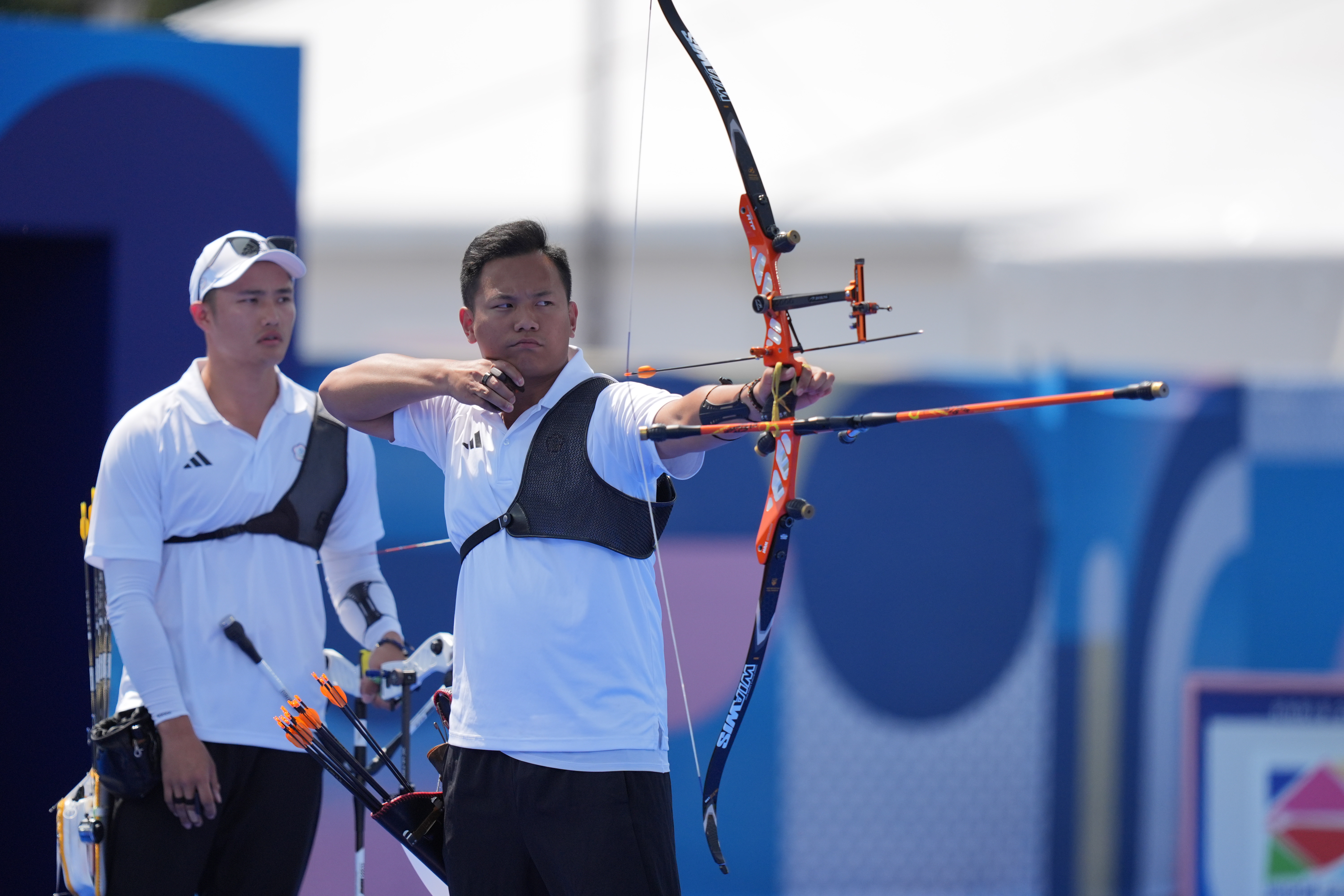 戴宇軒於射箭男單64強賽對上芬蘭選手。（中華奧會提供）