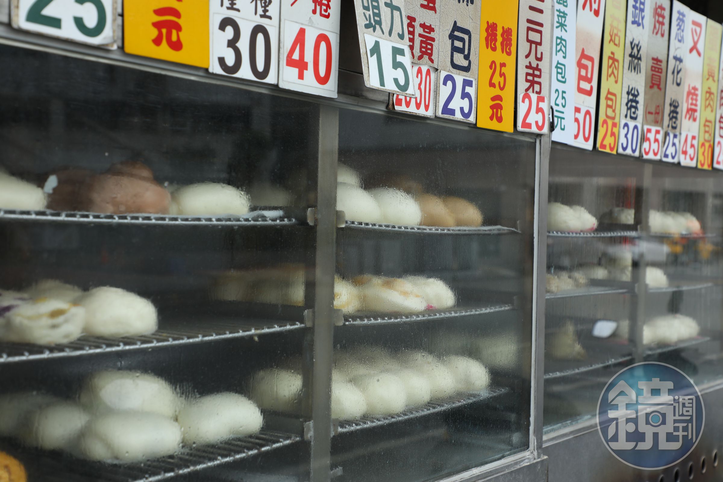 包子饅頭品項多達近30種,從芋頭捲、奶皇包、叉燒包、銀絲捲等,甚至壽桃都吃得到。