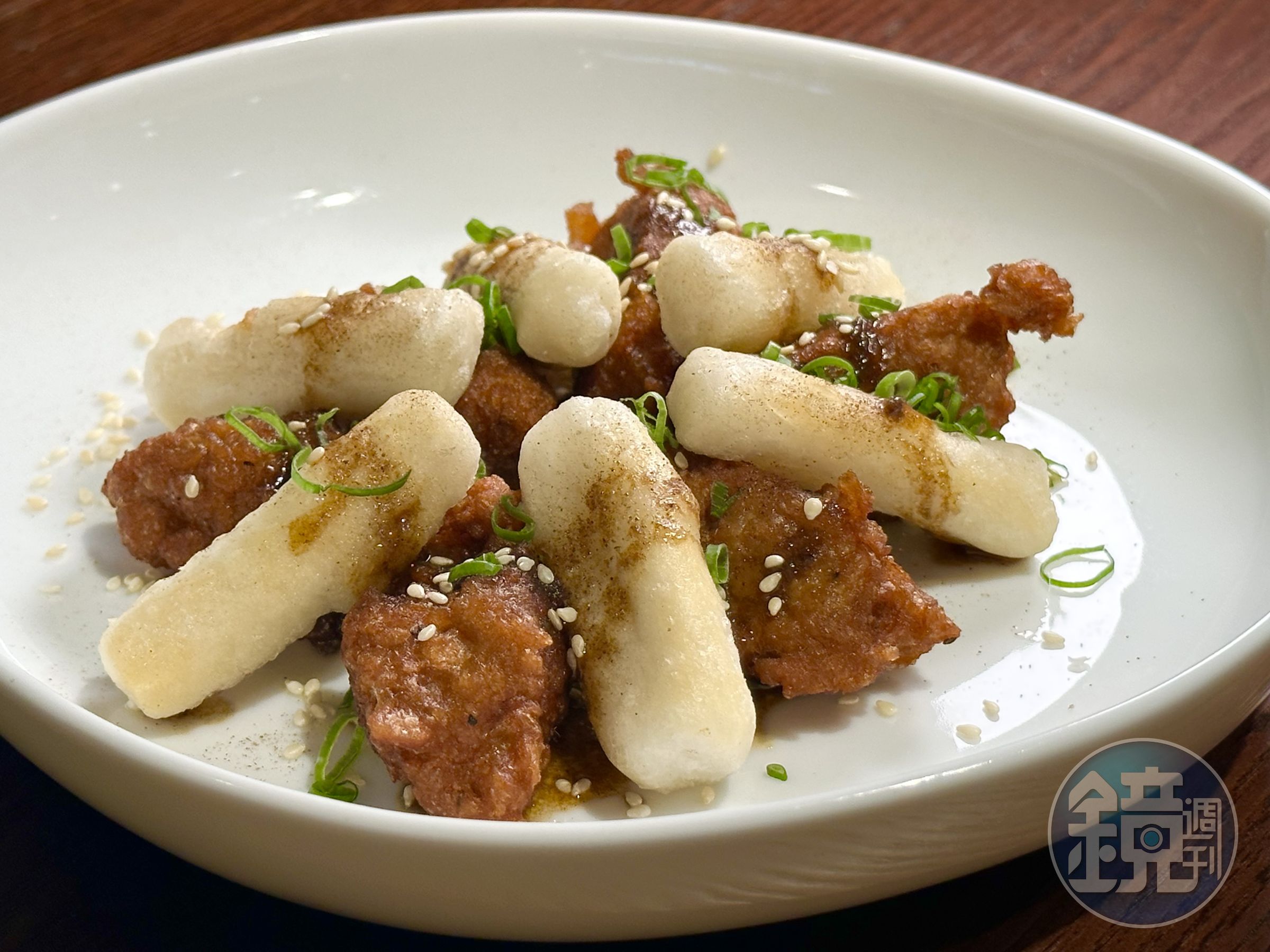 「陳皮怪味雞」把植物肉炸得外酥內軟，怪味醬有椒麻香氣，炸年糕很有嚼勁。（280元／份）