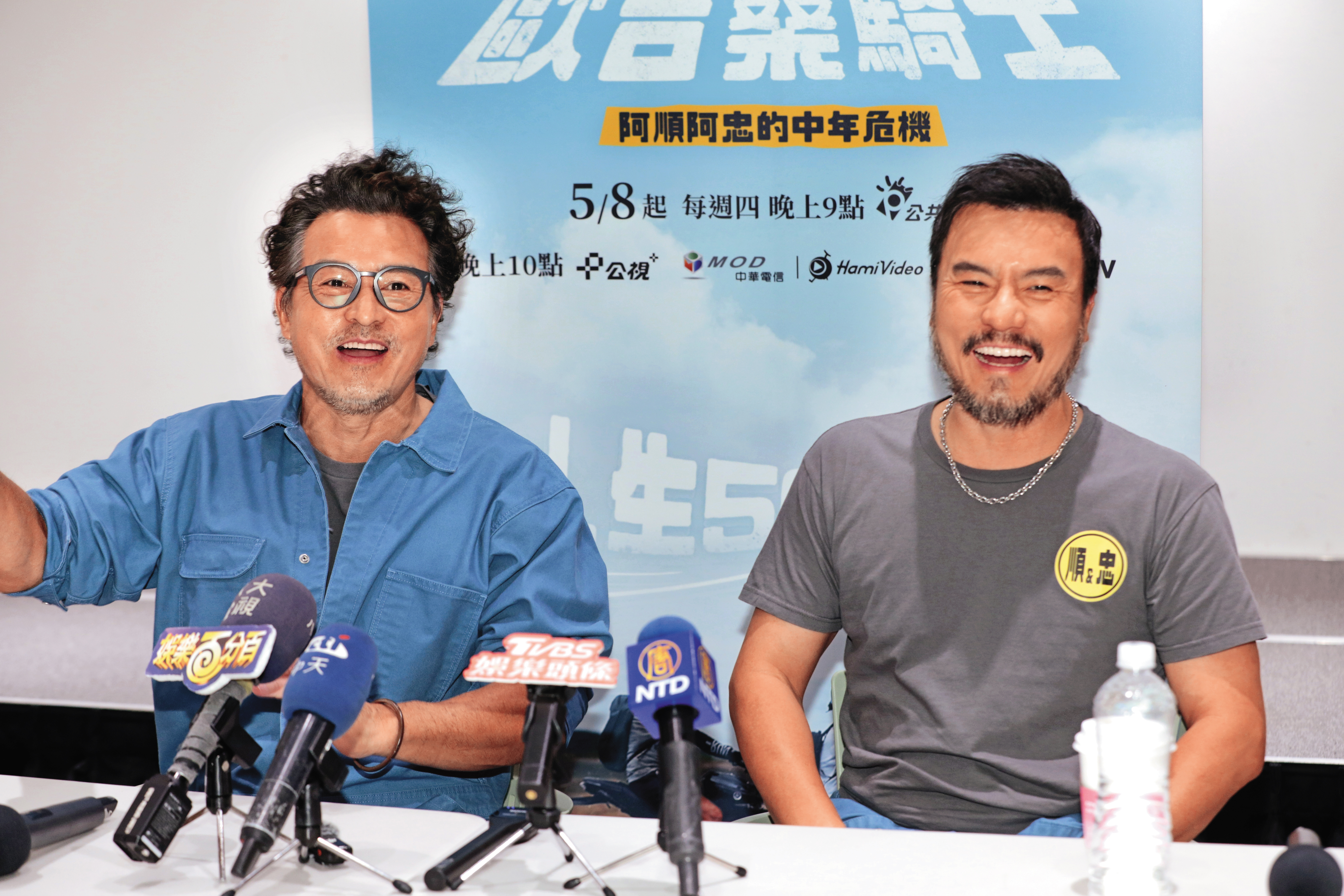 李銘順（左）和弟弟李銘忠（右）近期也在公視推出實境節目《歐吉桑騎士》。