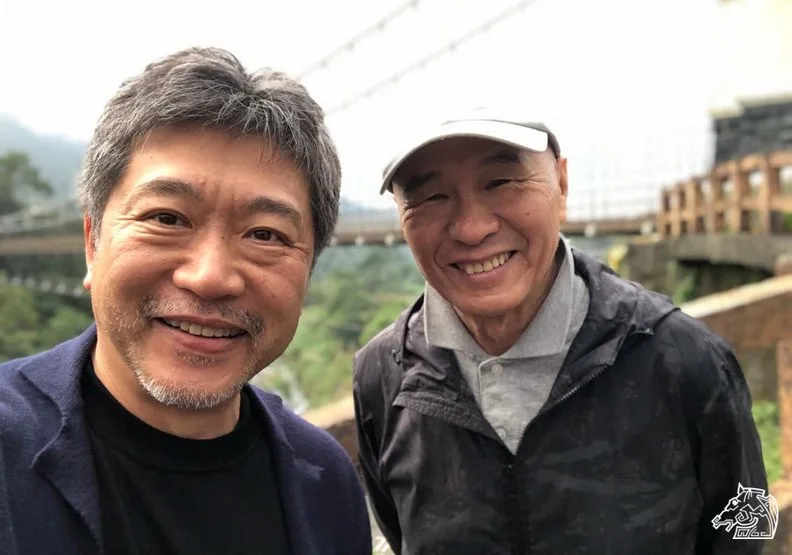 是枝裕和(左)在訪問時秀出他手機照片(非本照),表示自己保存許多親手拍下的侯孝賢導演照片。(金馬執委會提供)