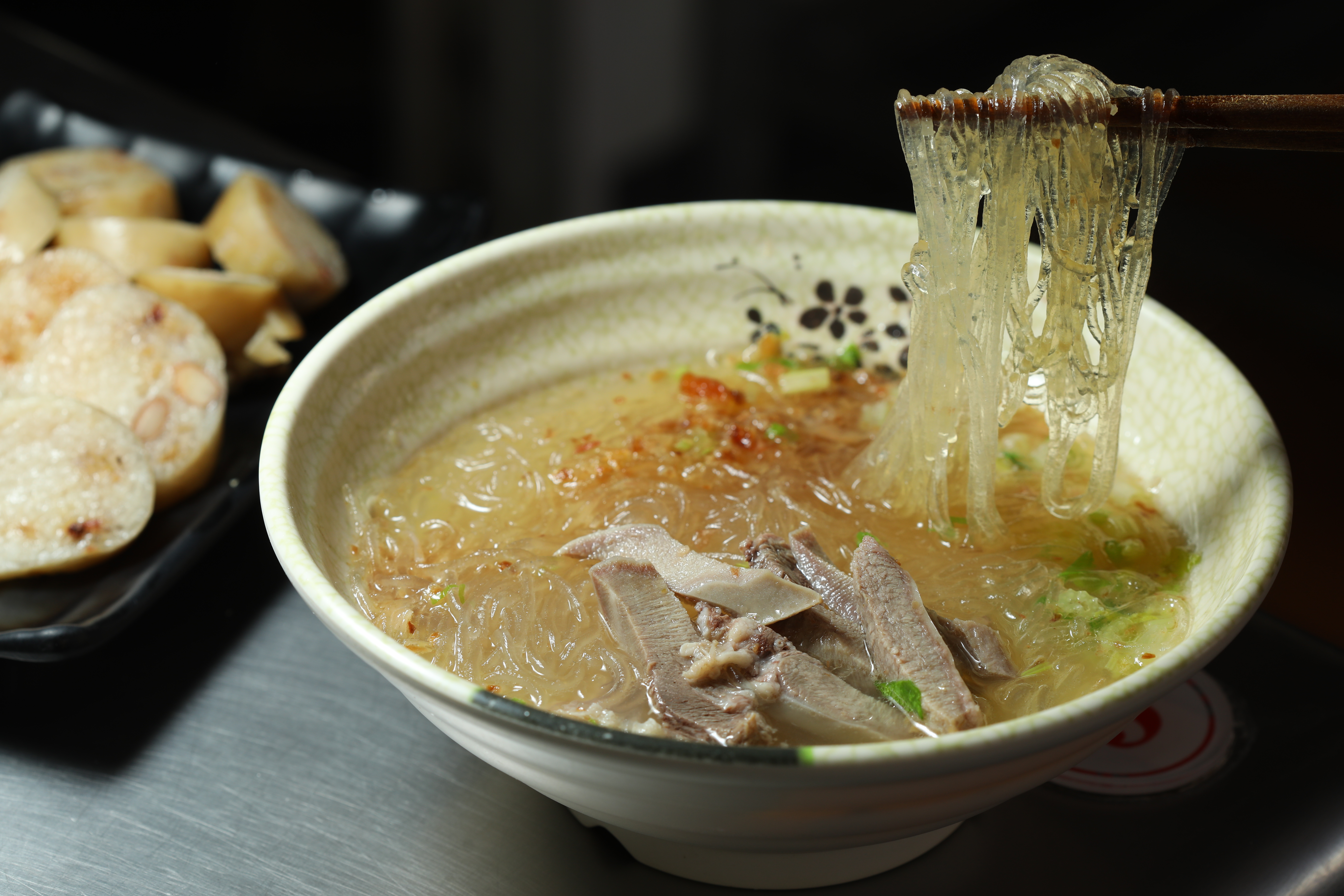 旗山老街小吃名店林立,從煎肉圓、豬舌冬粉到古早味楊桃汁,吃貨絕對不能錯過。