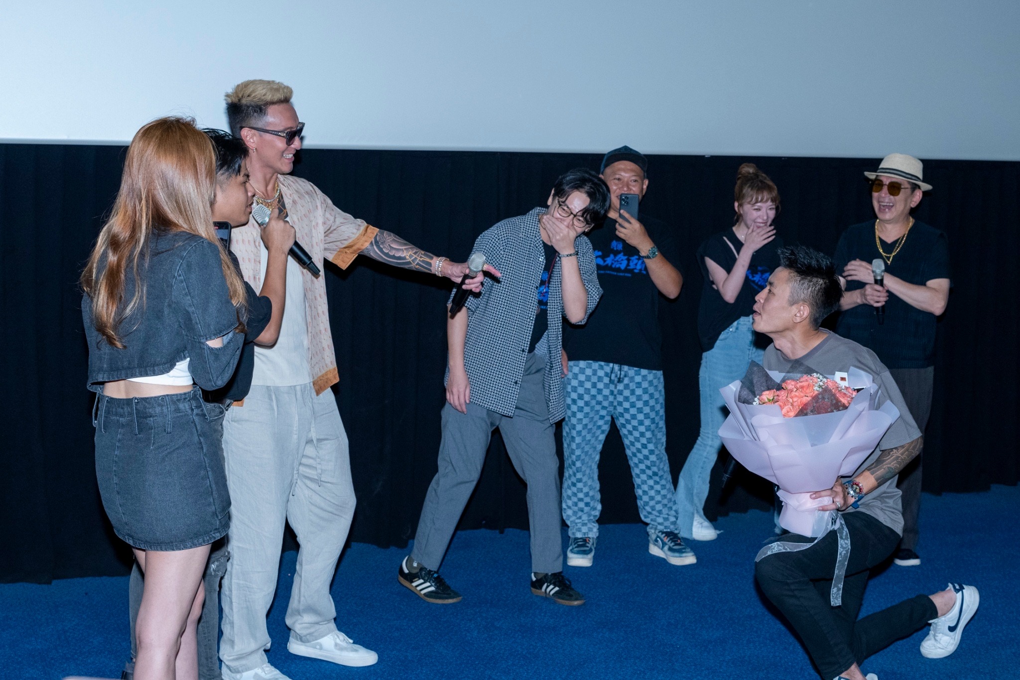 男粉絲趁影人場明星見證下當中向女友求婚，獲得女生開心回應。（曼尼娛樂提供）