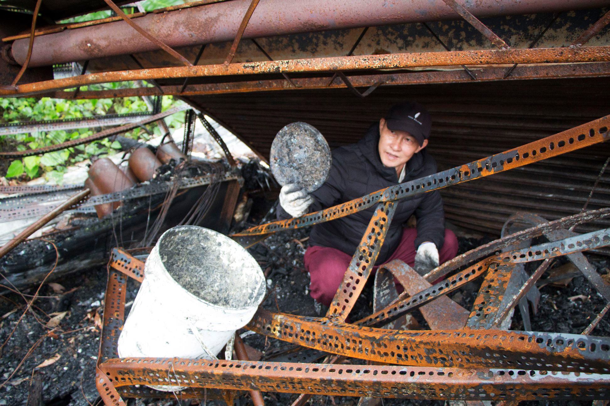 排練場失火後，優人神鼓藝術總監黃誌群重回現場檢視。（翻攝自優人神鼓臉書）