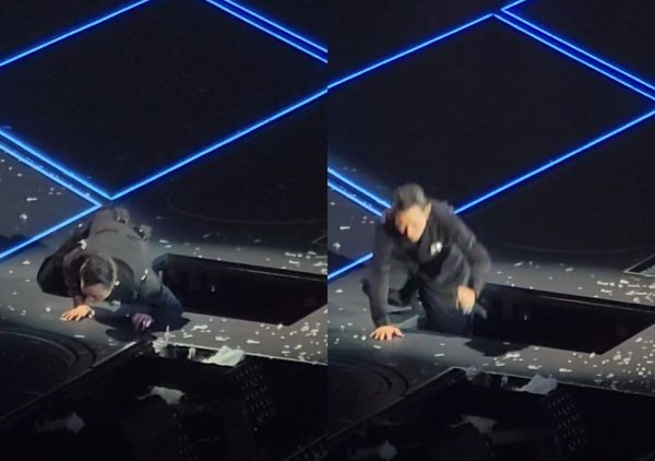 舞台的地下通道門突然打開，讓劉德華當場踩空，直接摔倒在台上。（翻攝自微博）