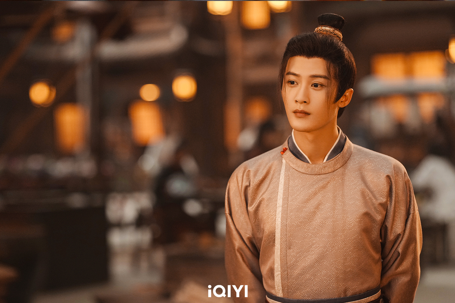 檀健次在古裝劇《四方館》飾演一位表面吊兒郎當、實則腦力超群的「廢材男」。(愛奇藝國際站提供)