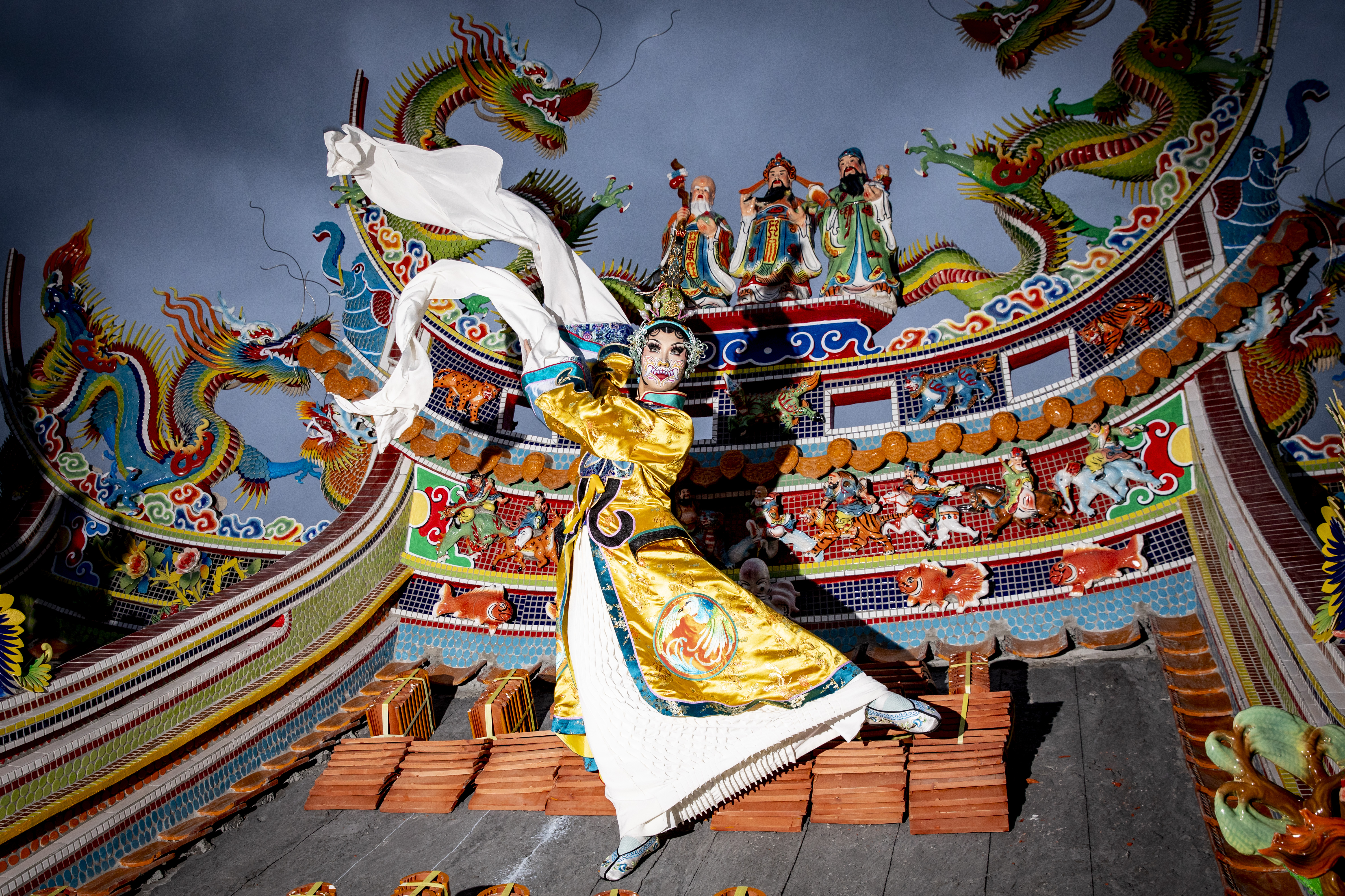 曹里歐花了8小時變身妮妃雅，登上福佑宮整修中的屋頂，重現他在《魯保羅變裝皇后秀》上的才藝表演。