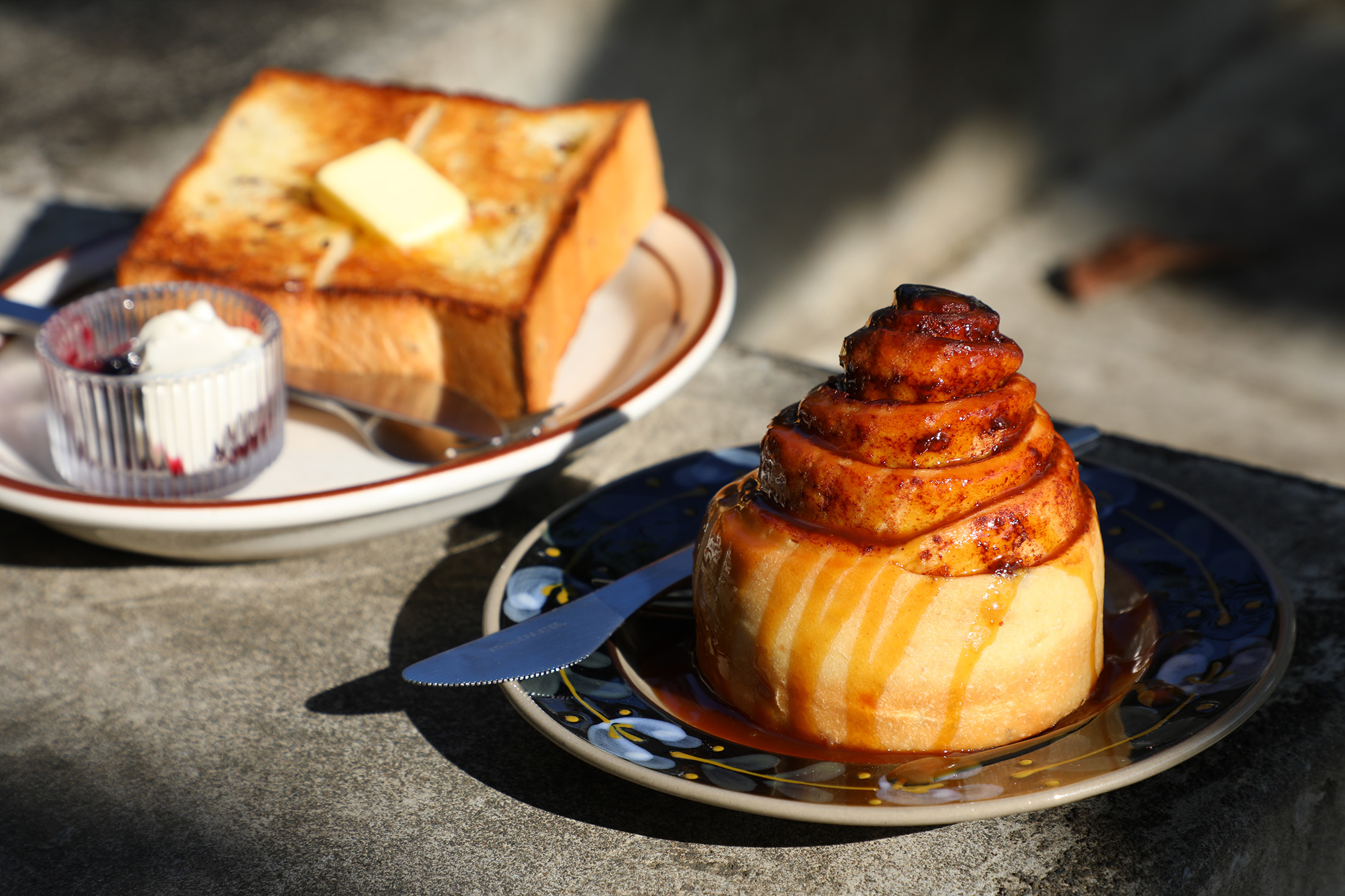 座落恆春城東大院子裡的「LAUNCHER CLUB Cafe」，是小鎮上第一家單車友善咖啡館，店長阿潘手作的吐司、酸種麵包與肉桂捲深受車友們與在地人喜愛。