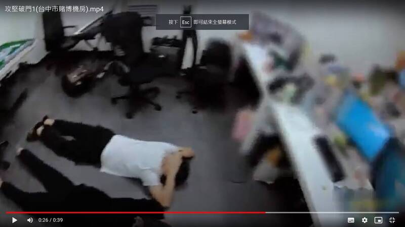 警方攻堅台中市的賭博機房，將工作人員壓制在地。（讀者提供）