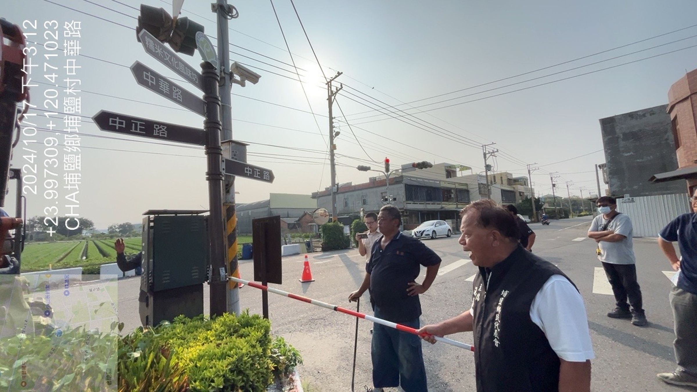 鄉代會主席施春貴現場開挖、勘驗路名牌桿。(埔鹽鄉代會提供)