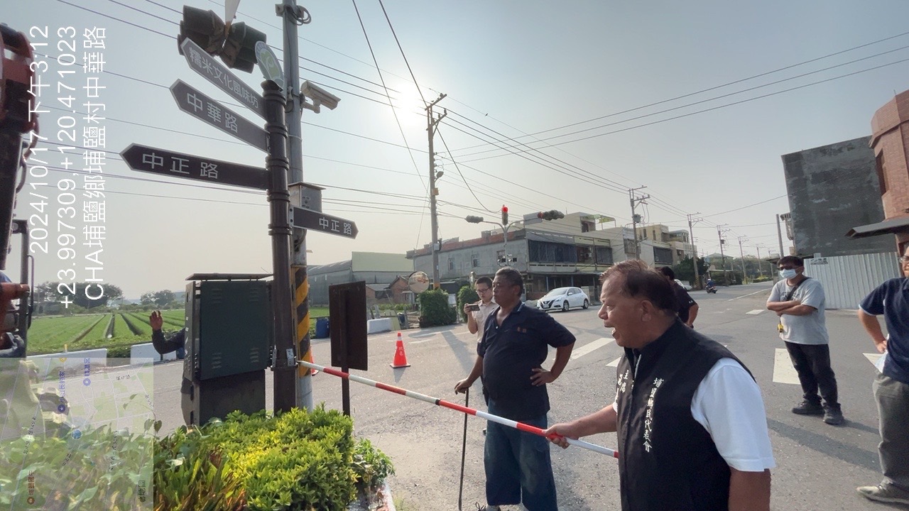 鄉代會主席施春貴現場開挖、勘驗路名牌桿。（埔鹽鄉代會提供）