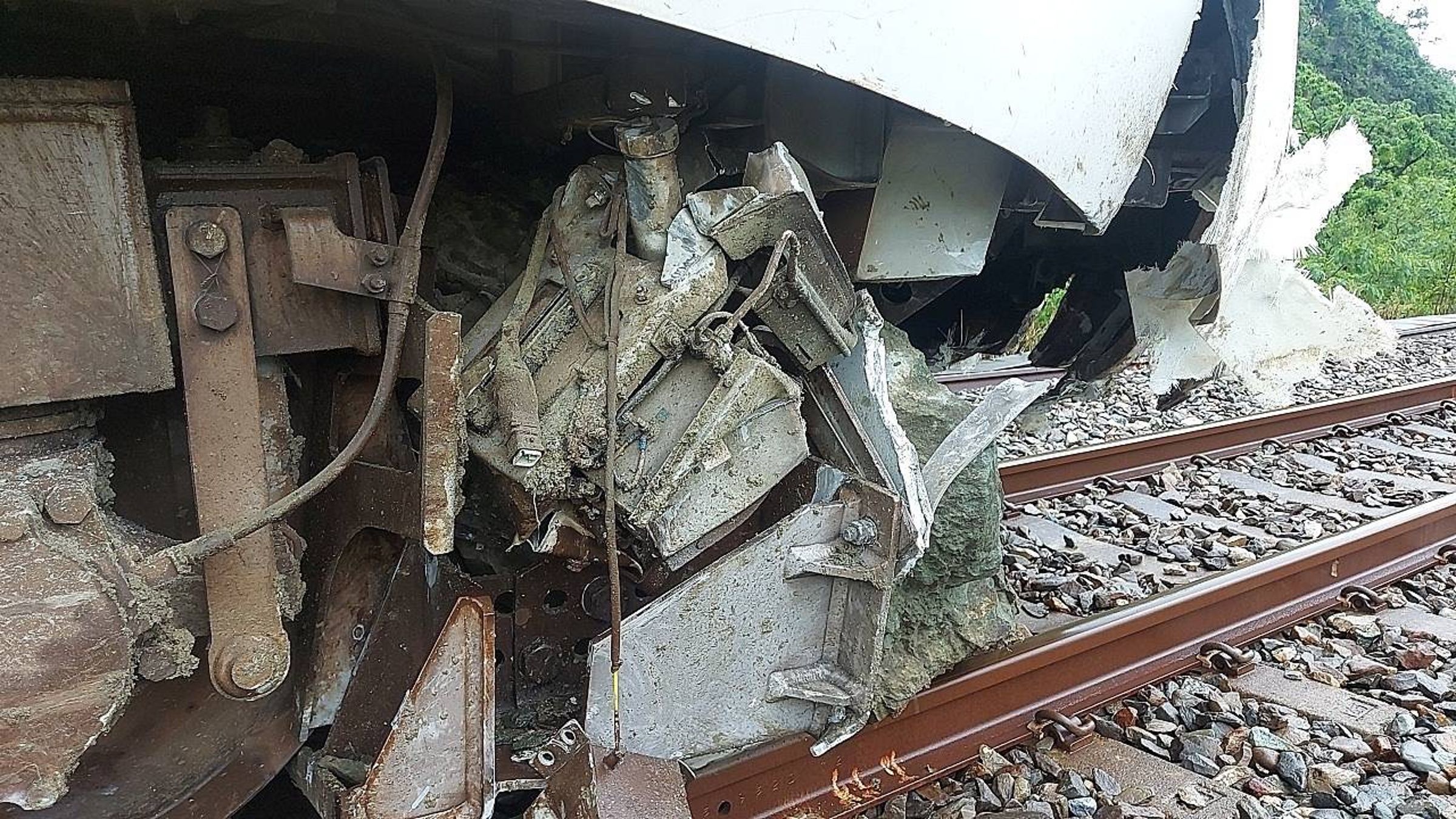 事故列車上有400名乘客受困,台鐵啟動公路接駁。(鐵警局提供)