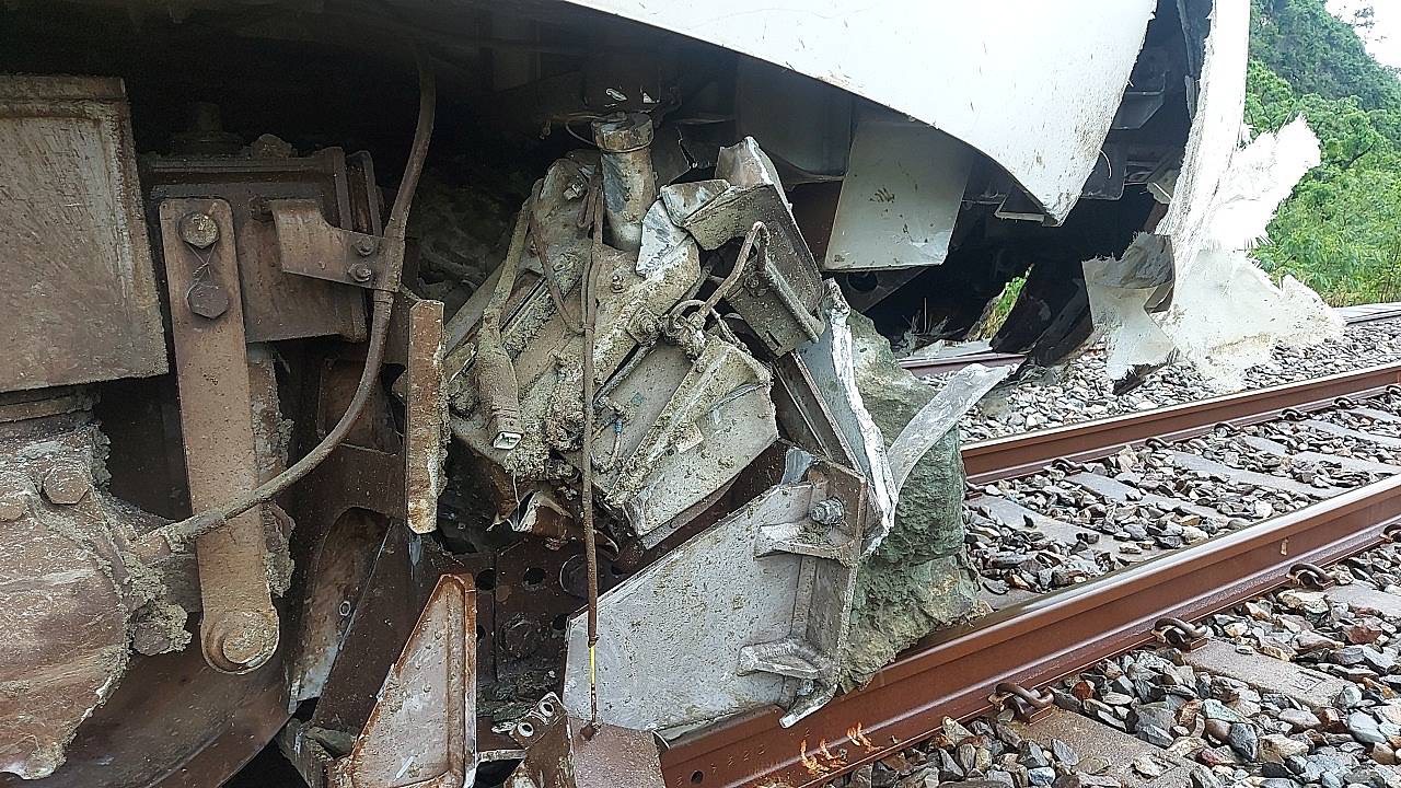 事故列車上有400名乘客受困，台鐵啟動公路接駁。（鐵警局提供）