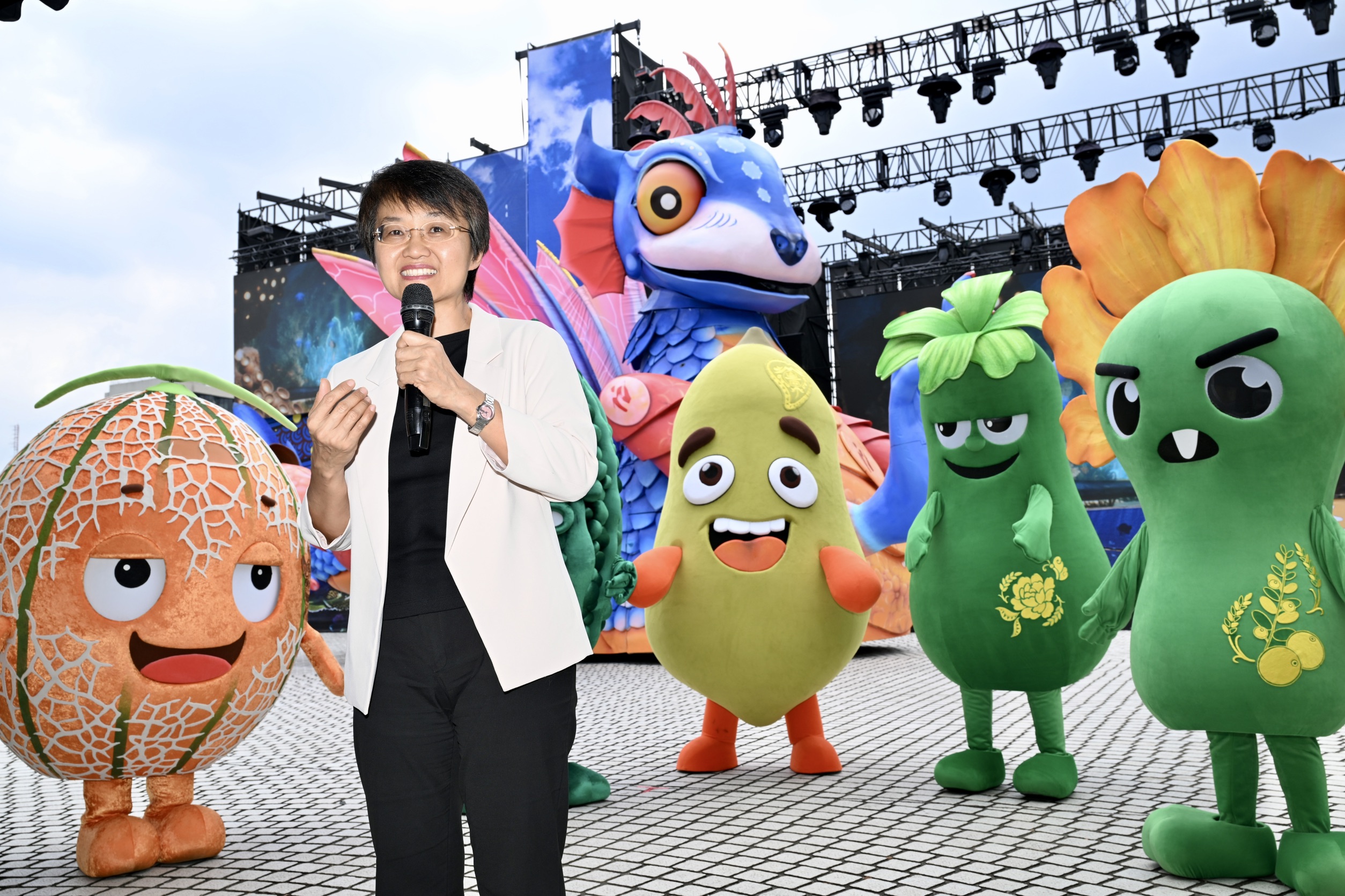 客委會主委古秀妃與「瓜族」角色一同現身，分享《燈怪》裡的「瓜瓜歌」，用洗腦旋律教小朋友用客語說出各種瓜名，讓爸媽和孩子一起進劇場唱歌學客語。