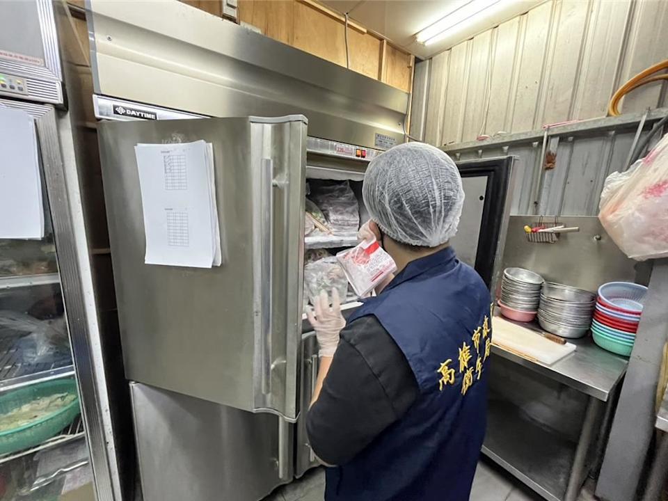 高雄大社區一家30年老字號桶仔雞餐廳疑似發生集體食物中毒，被衛生局勒令停業2天。（高雄市衛生局提供）