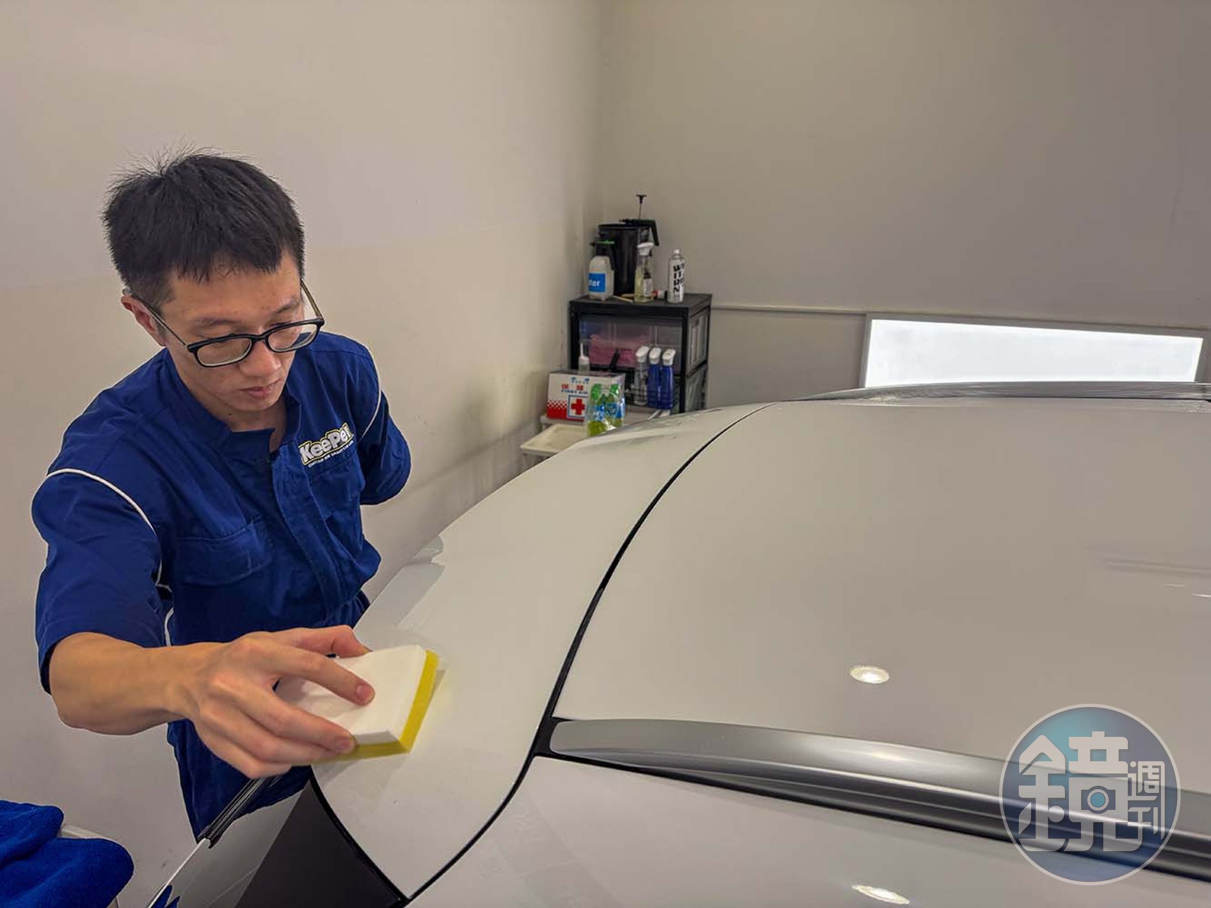 技師針對車輛每一處包括細節的部分進行鍍膜。