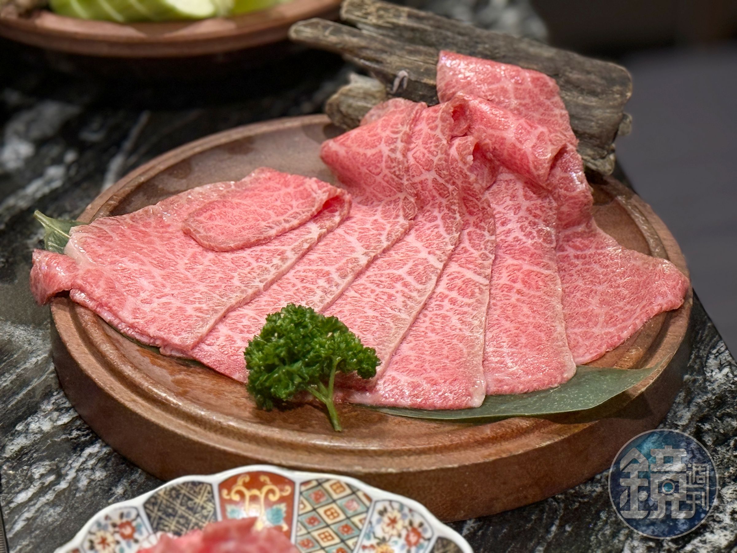 肉品部分提供「日本A5和牛翼板」，大理石油花分布均勻、呈漂亮玫瑰色，放入高湯輕涮幾下就能享用。