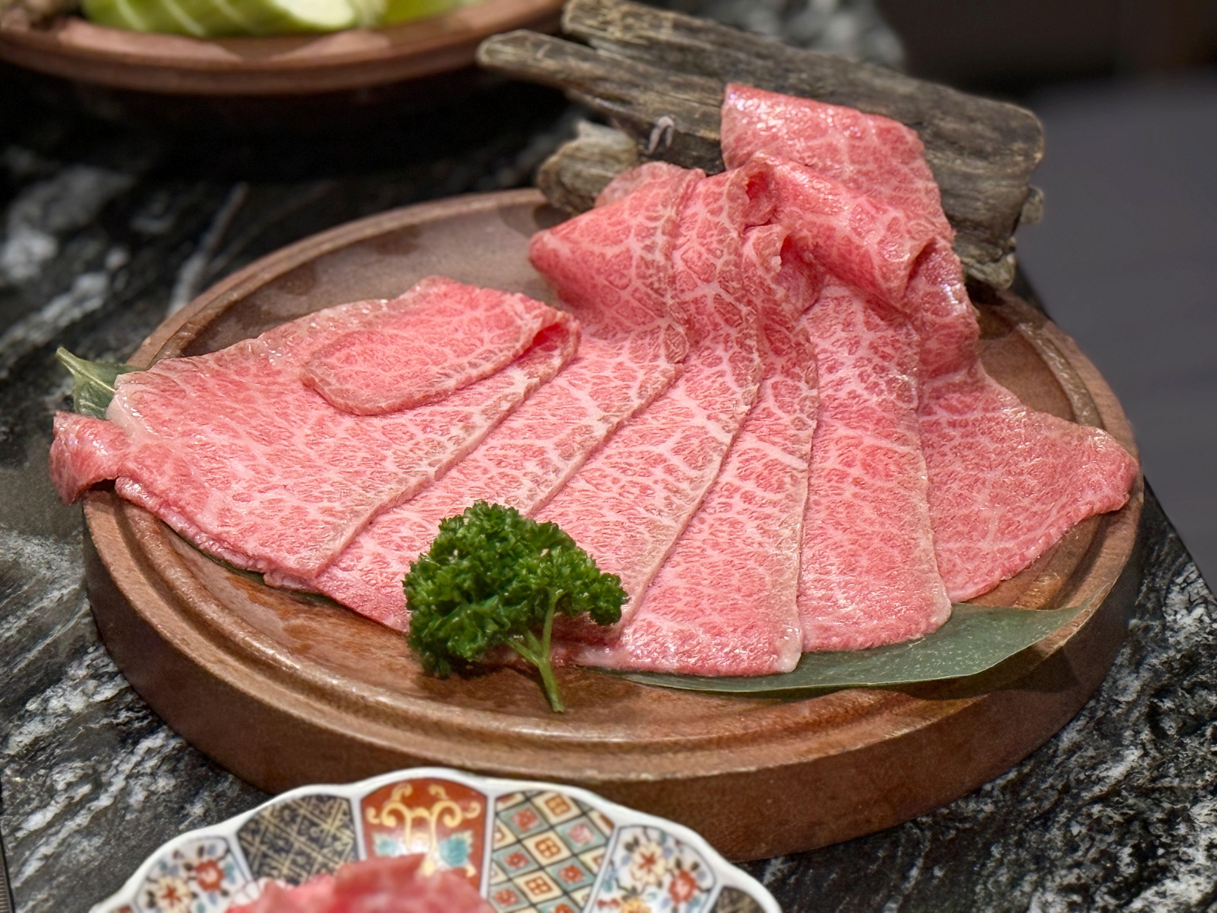 肉品部分提供「日本A5和牛翼板」，大理石油花分布均勻、呈漂亮玫瑰色，放入高湯輕涮幾下就能享用。