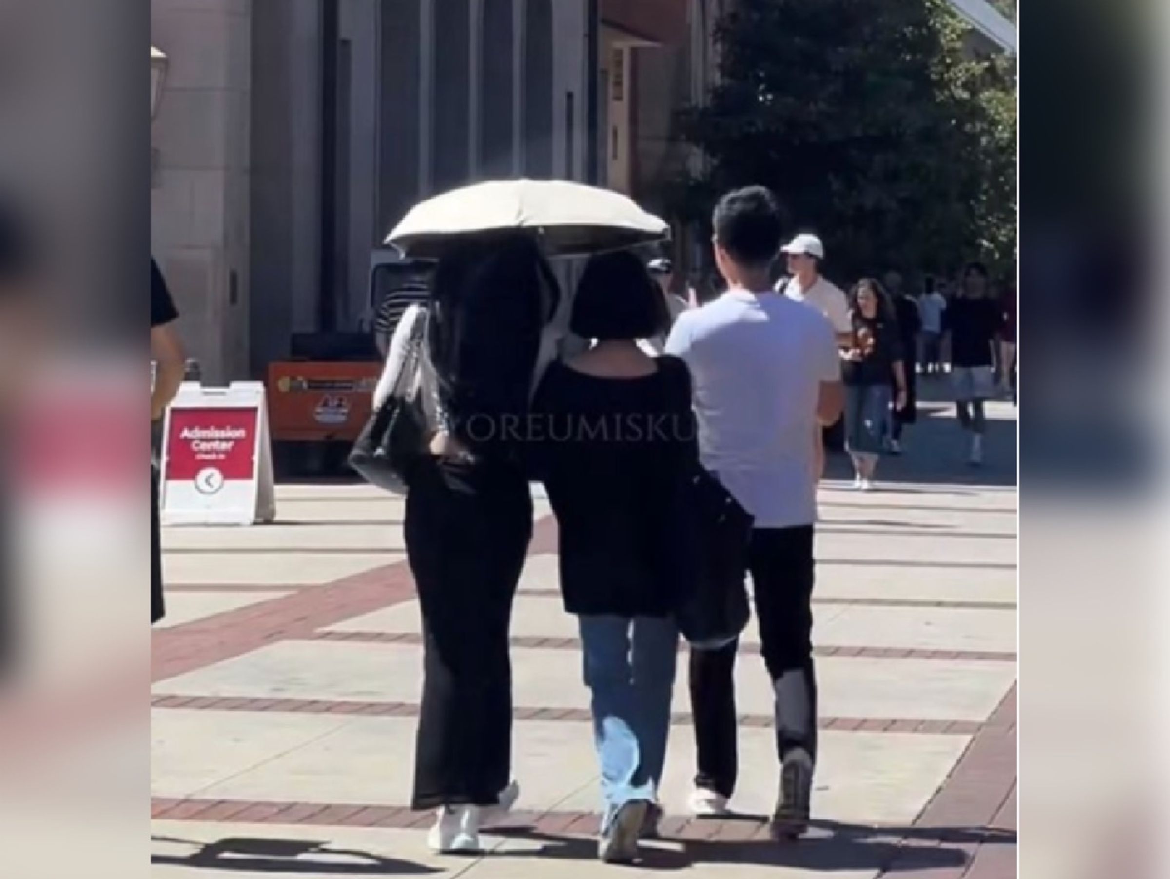 小Ｓ一家三口被捕捉到現身美國。（翻攝自小紅書）