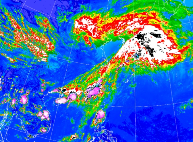 氣象署對18縣市發布大雨特報，並對5縣市發布大雷雨即時訊息。（翻攝自中央氣象署官網）