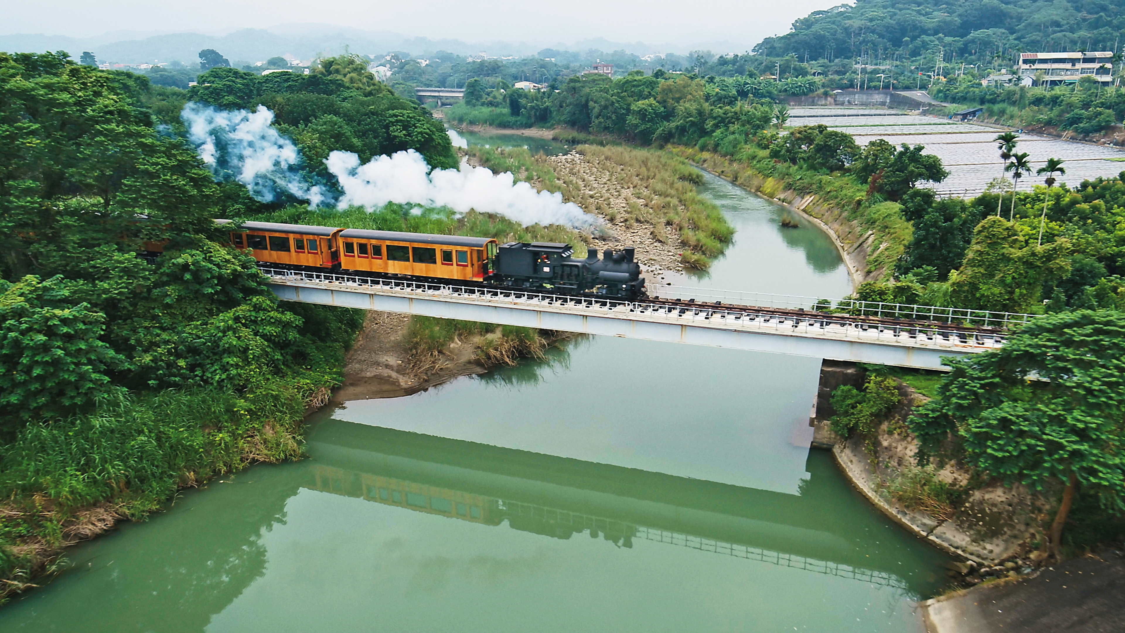 林業署調度檜木打造的福森號車廂，供劇組拍攝。（公視提供）