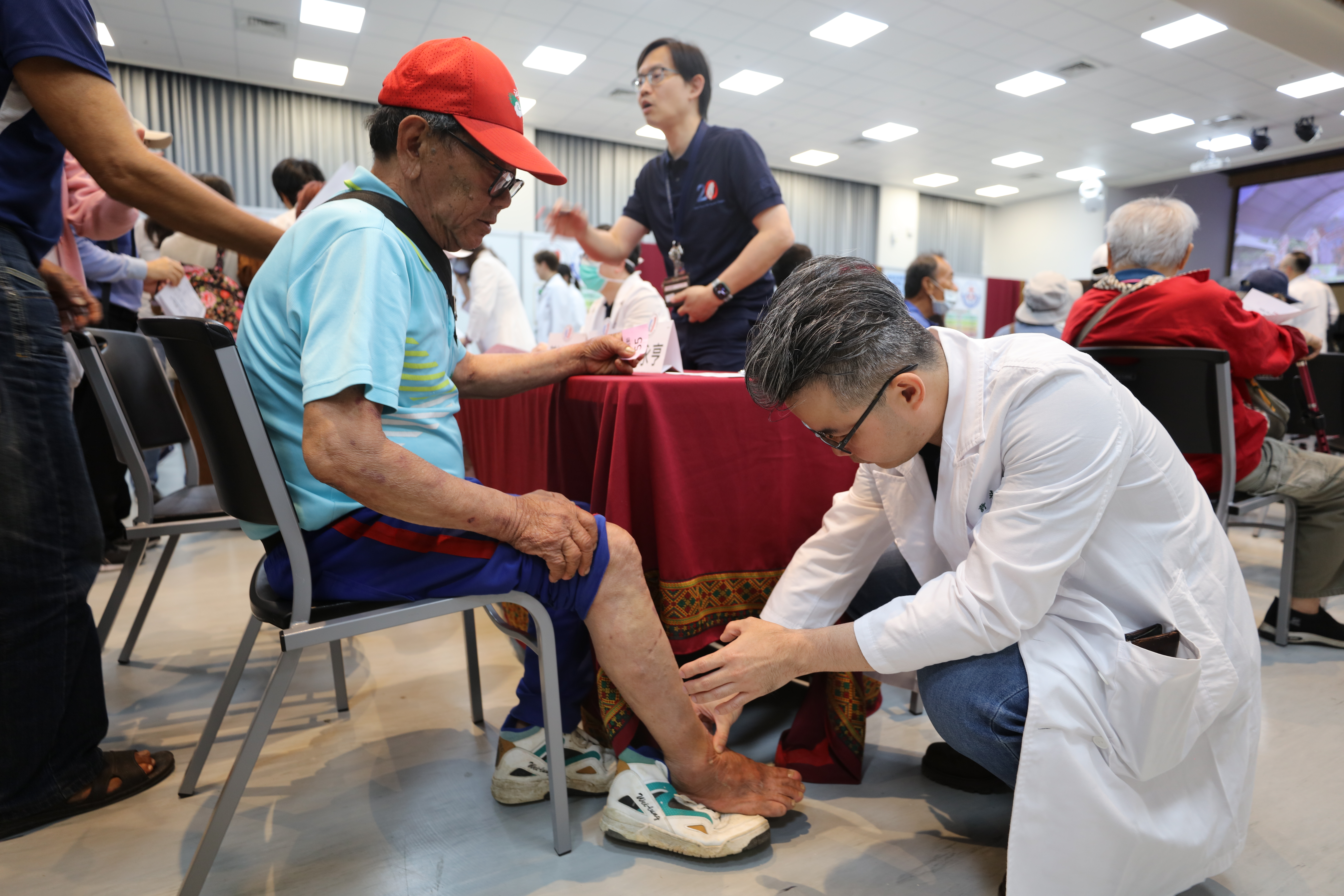 台灣血管外科學會到恆春基督教醫院舉行大型義診活動。（台灣血管外科協會提供）