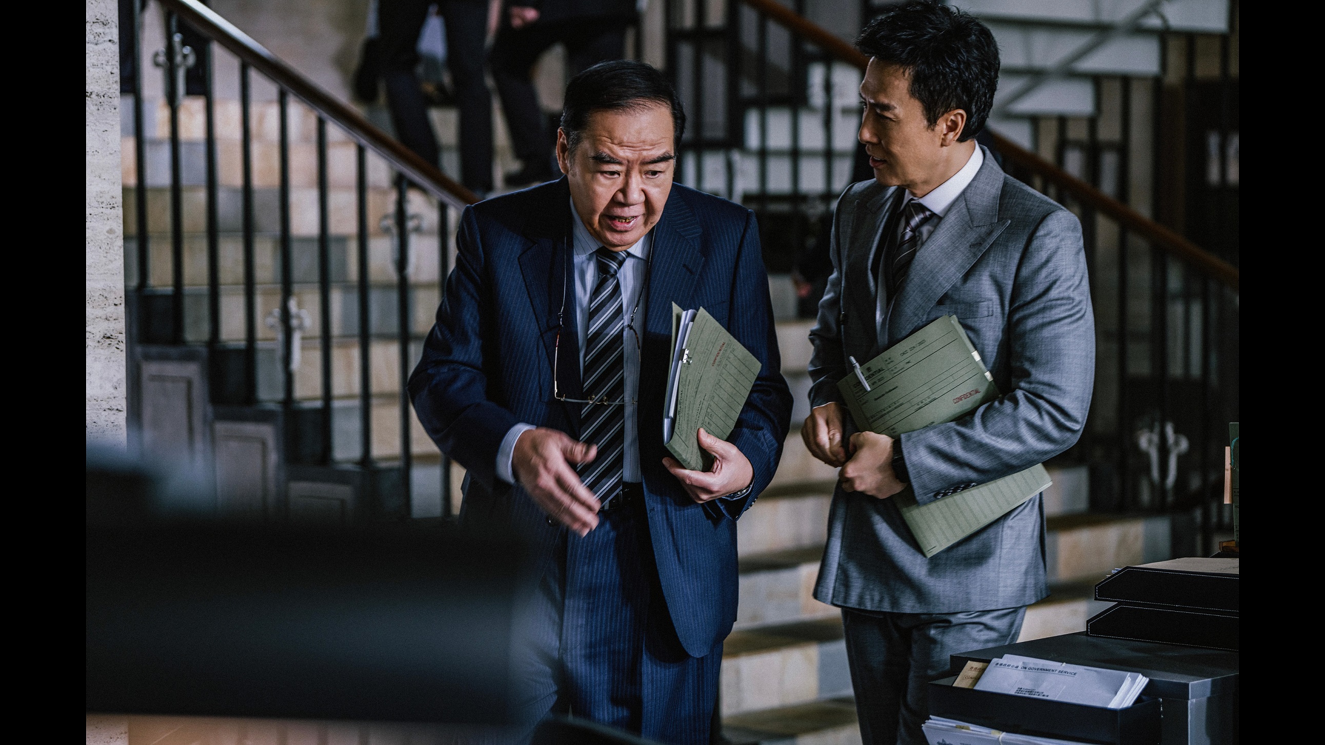 老戲骨鄭則仕難得在作品裡熬夜拍動作戲,片中他打架還挨了一腳,但為導演甄子丹的熱誠感動,完全不介意。(華映提供)