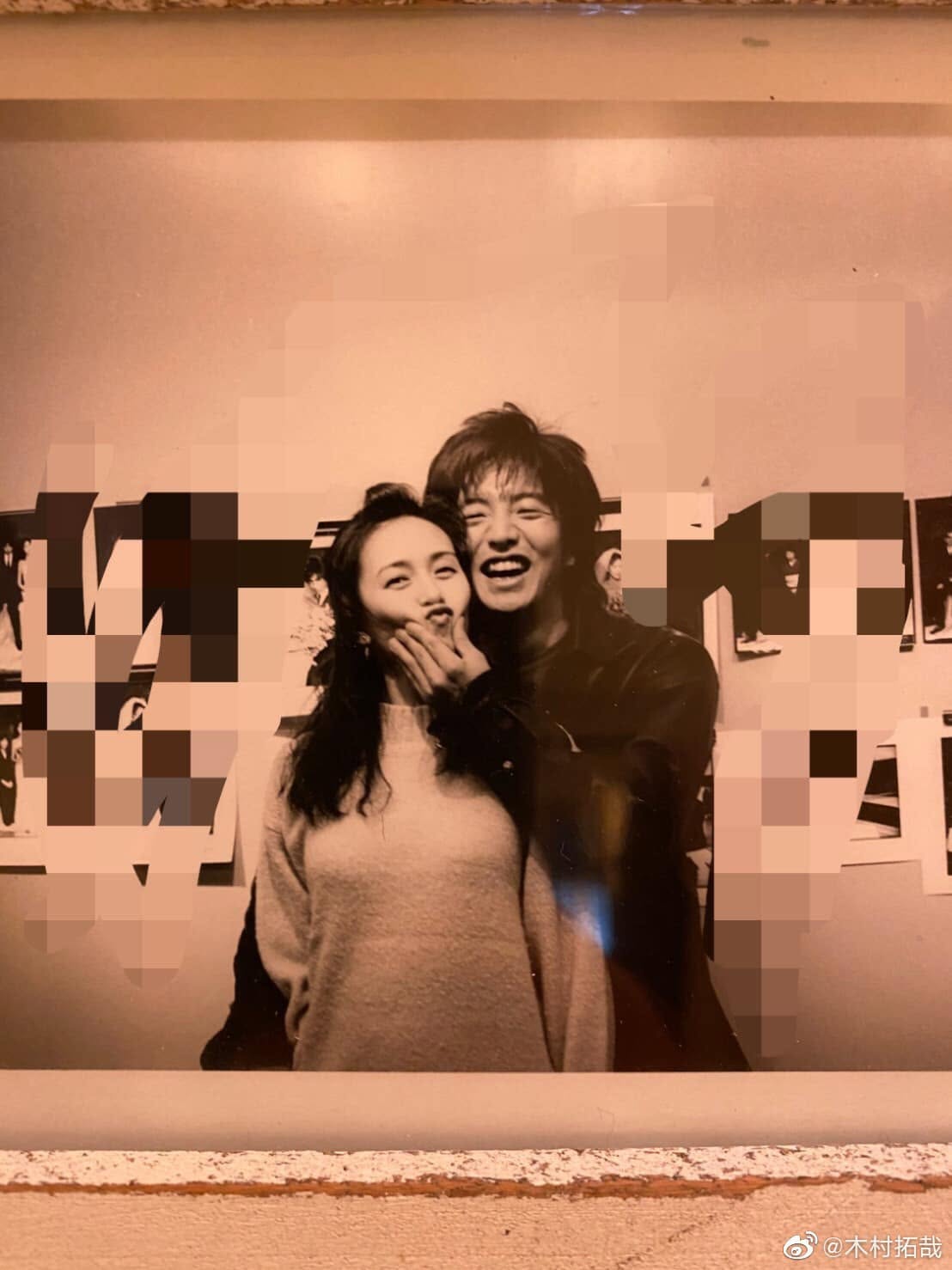 木村拓哉以SMAP成員身分走紅,2000年當紅之際宣布與工藤靜香結婚,直到2020年才透過社群首次公開兩人親密照。(翻攝木村拓哉微博)