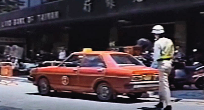 李師科當年也是計程車司機,開著自家的紅色計程車犯案。(翻攝《老科的最後一個秋天》電影劇照)