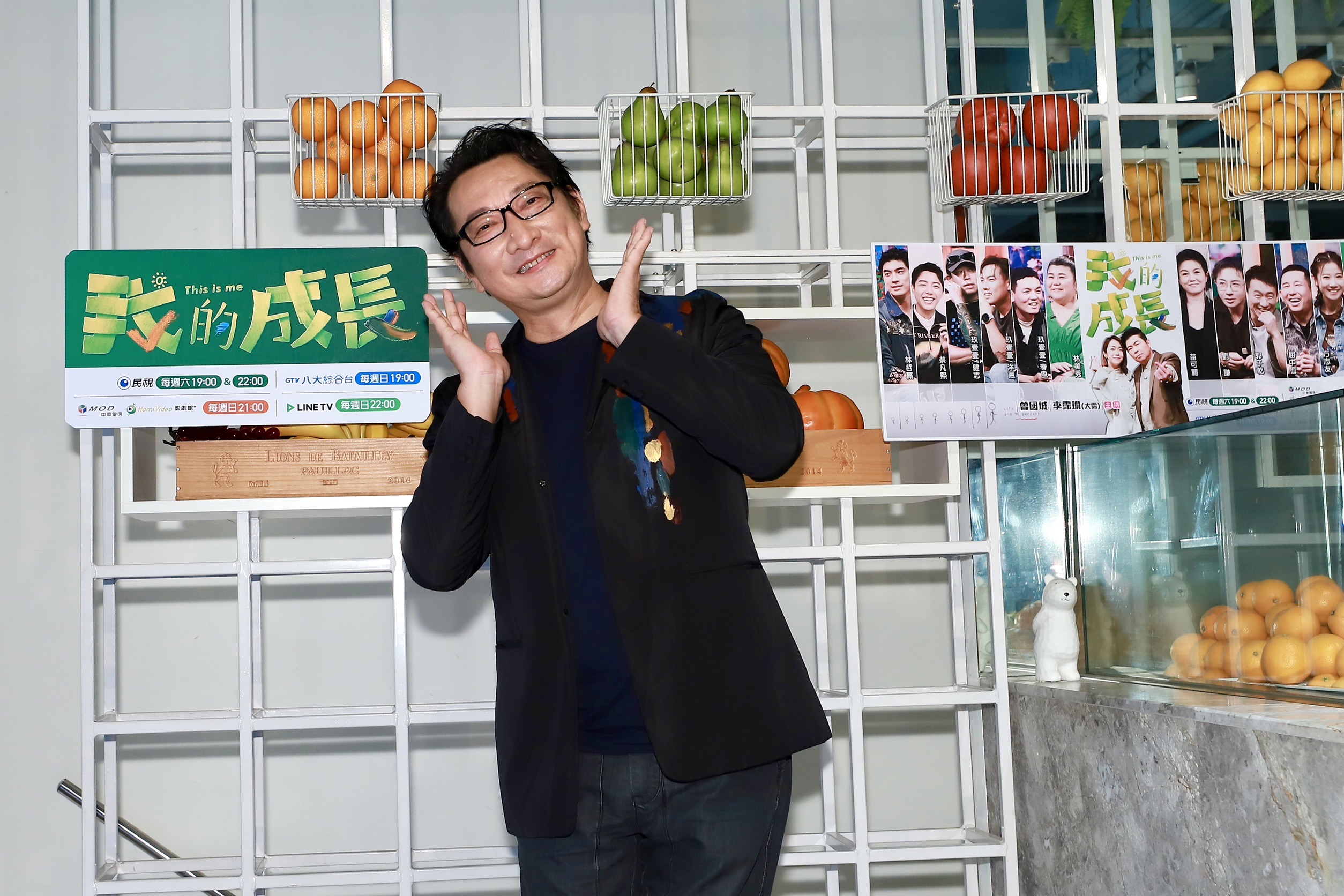  九孔開著愛車出門結果引擎蓋冒煙。（民視提供）