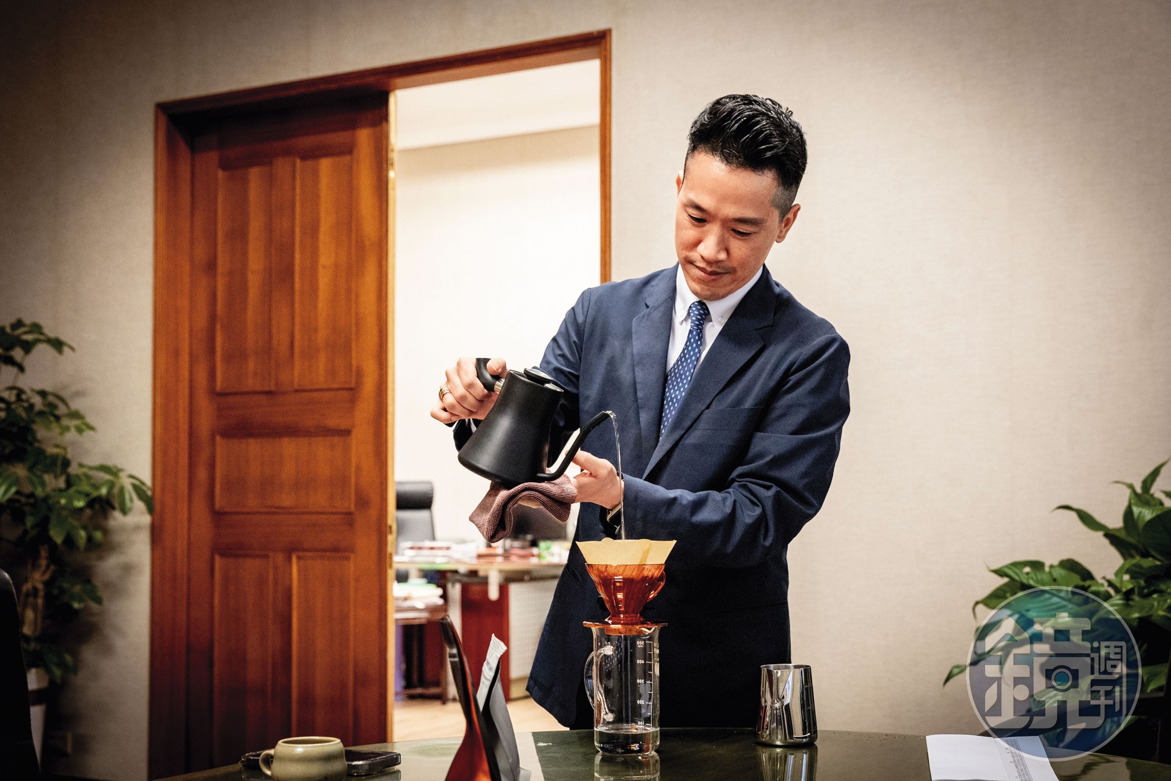 何志偉是中華精品咖啡交流協會榮譽理事長，能沖好咖啡。（王漢順攝）