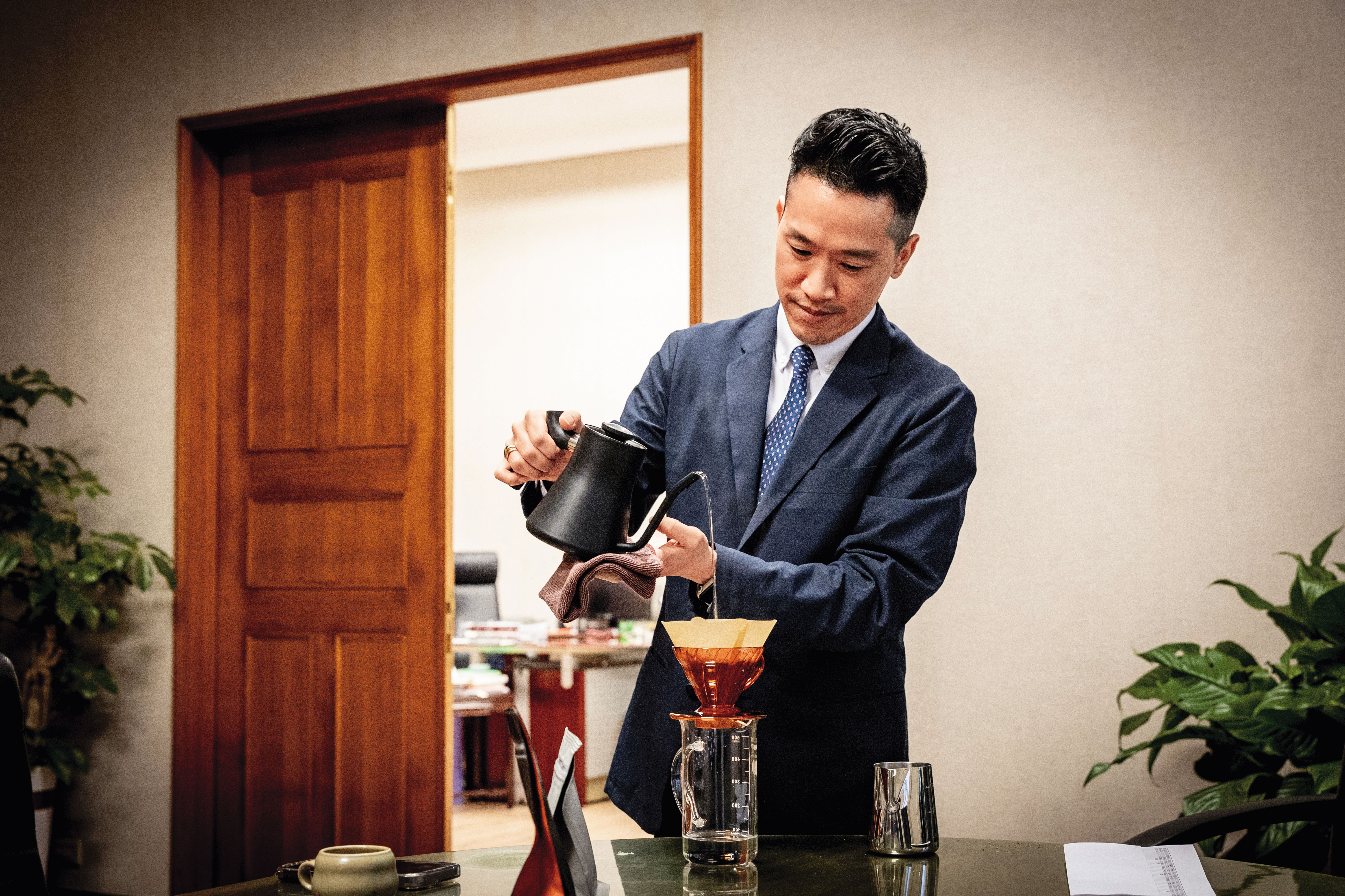 何志偉是中華精品咖啡交流協會榮譽理事長，能沖好咖啡。（王漢順攝）